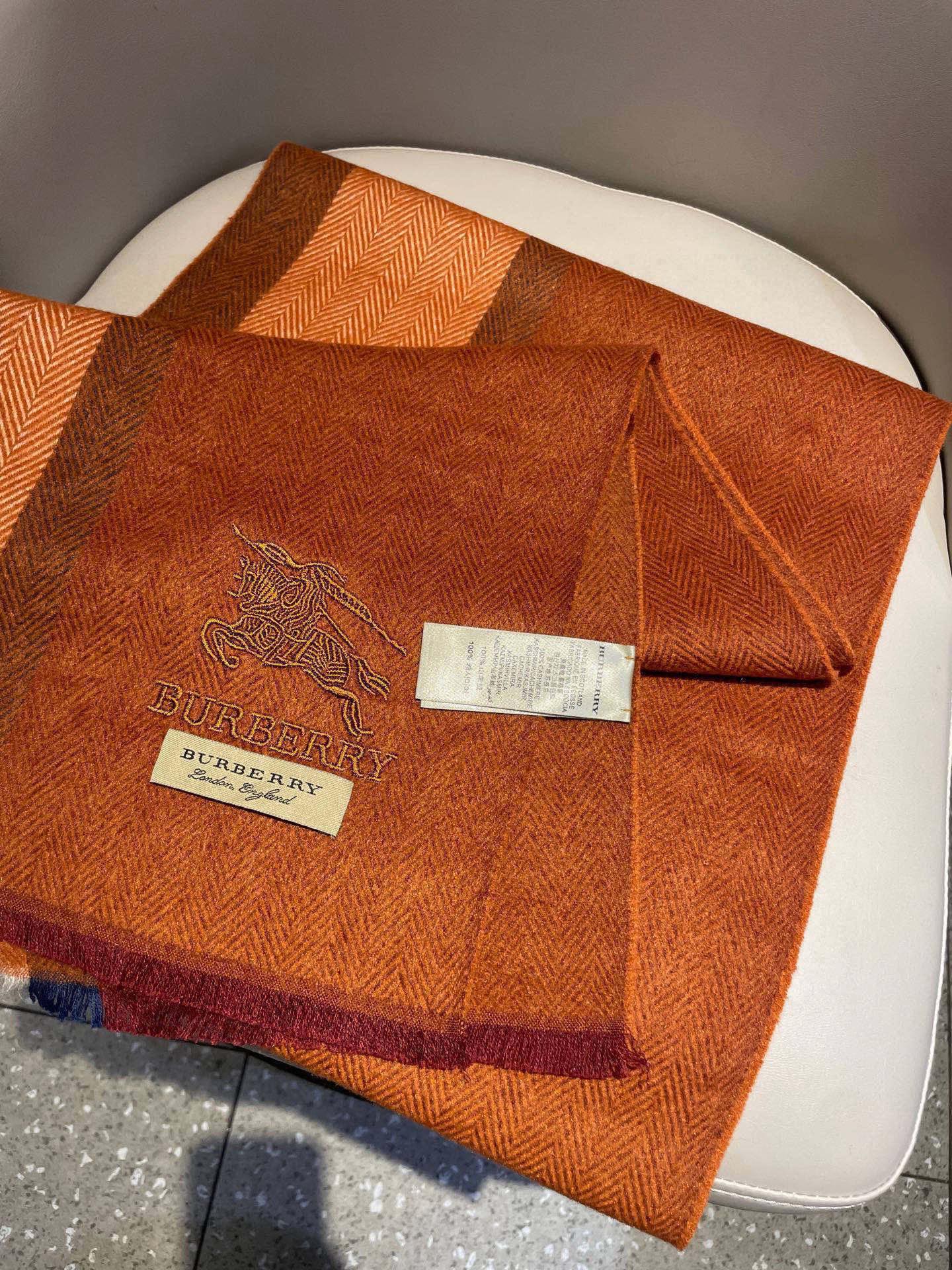 新款巴宝莉Bur羊绒男士精仿细腻围巾好看的要疯掉了，太有型太有魅力了！！！非常斯文时尚的秋冬单品！真的很