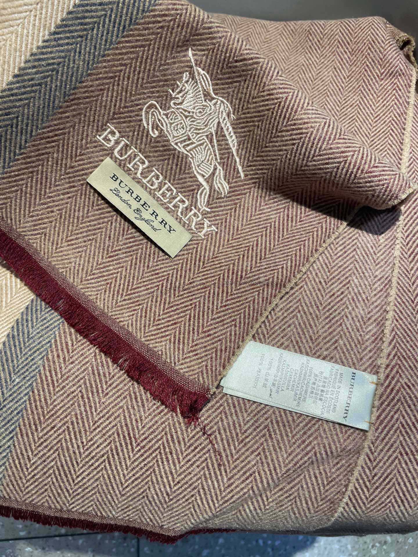 新款巴宝莉Bur羊绒男士精仿细腻围巾好看的要疯掉了，太有型太有魅力了！！！非常斯文时尚的秋冬单品！真的很