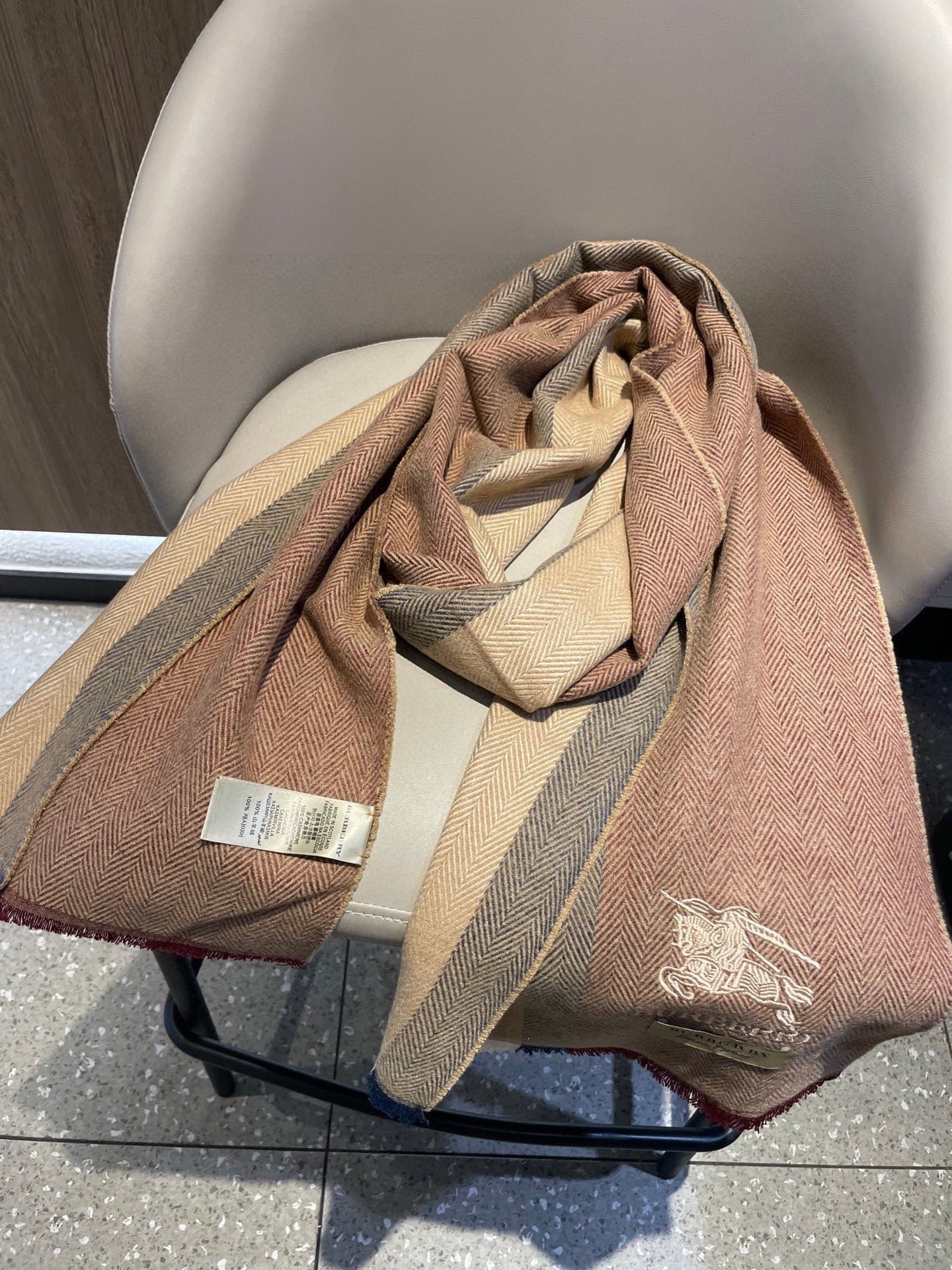 新款巴宝莉Bur羊绒男士精仿细腻围巾好看的要疯掉了，太有型太有魅力了！！！非常斯文时尚的秋冬单品！真的很