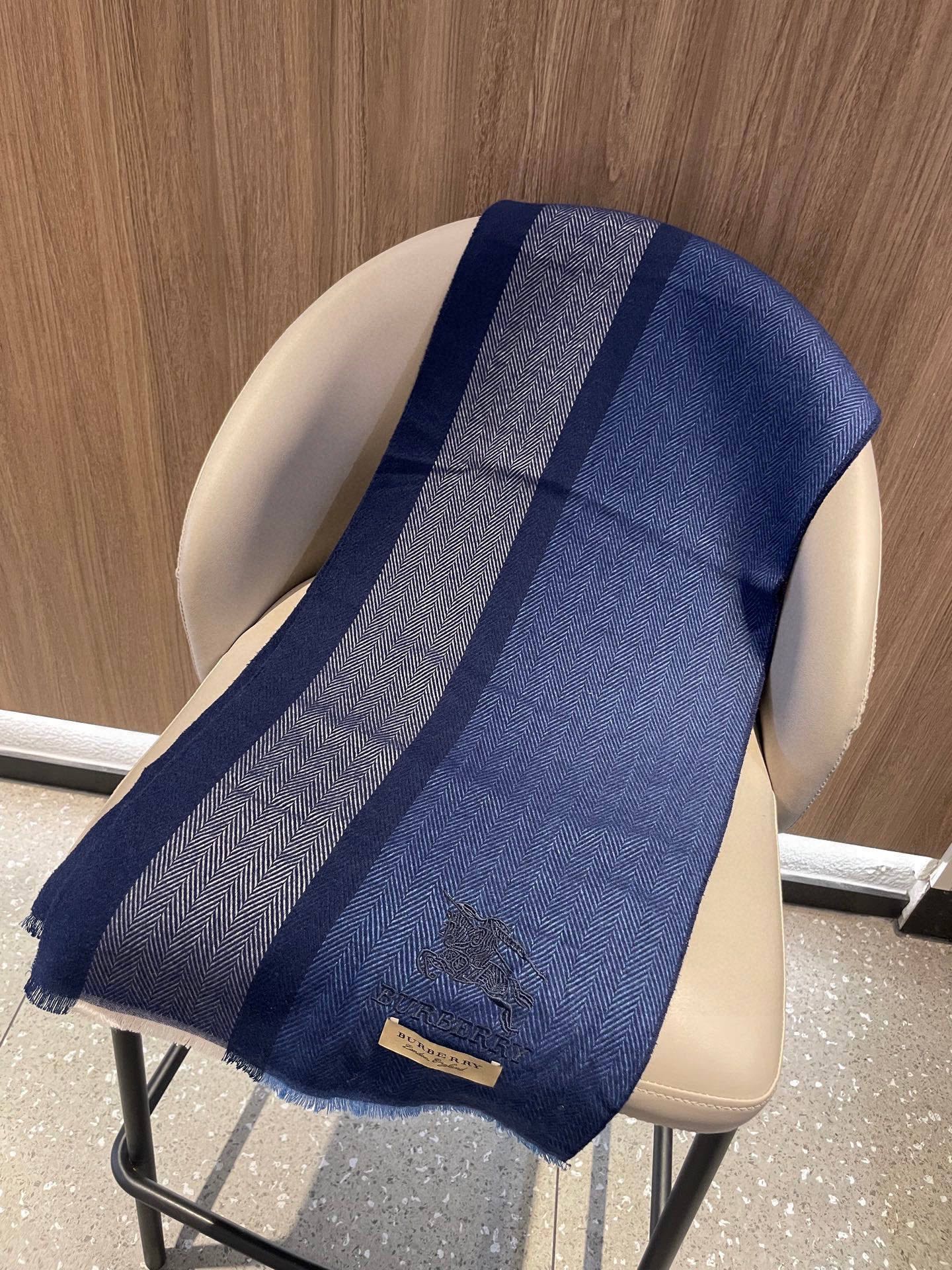 新款巴宝莉Bur羊绒男士精仿细腻围巾好看的要疯掉了，太有型太有魅力了！！！非常斯文时尚的秋冬单品！真的很