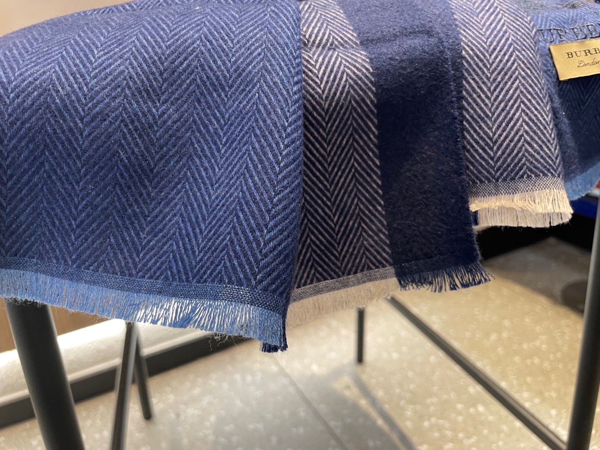 新款巴宝莉Bur羊绒男士精仿细腻围巾好看的要疯掉了，太有型太有魅力了！！！非常斯文时尚的秋冬单品！真的很