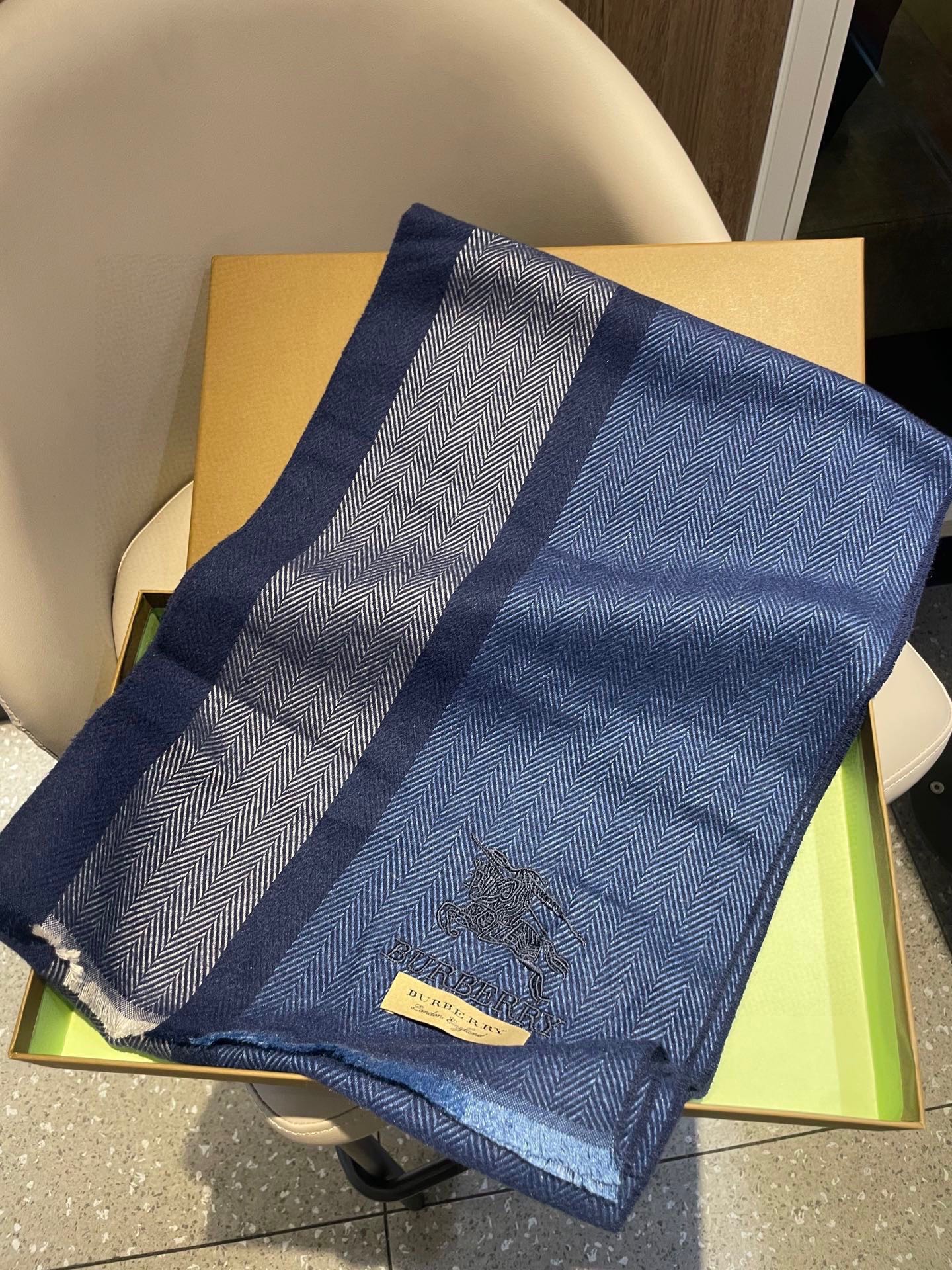 新款巴宝莉Bur羊绒男士精仿细腻围巾好看的要疯掉了，太有型太有魅力了！！！非常斯文时尚的秋冬单品！真的很