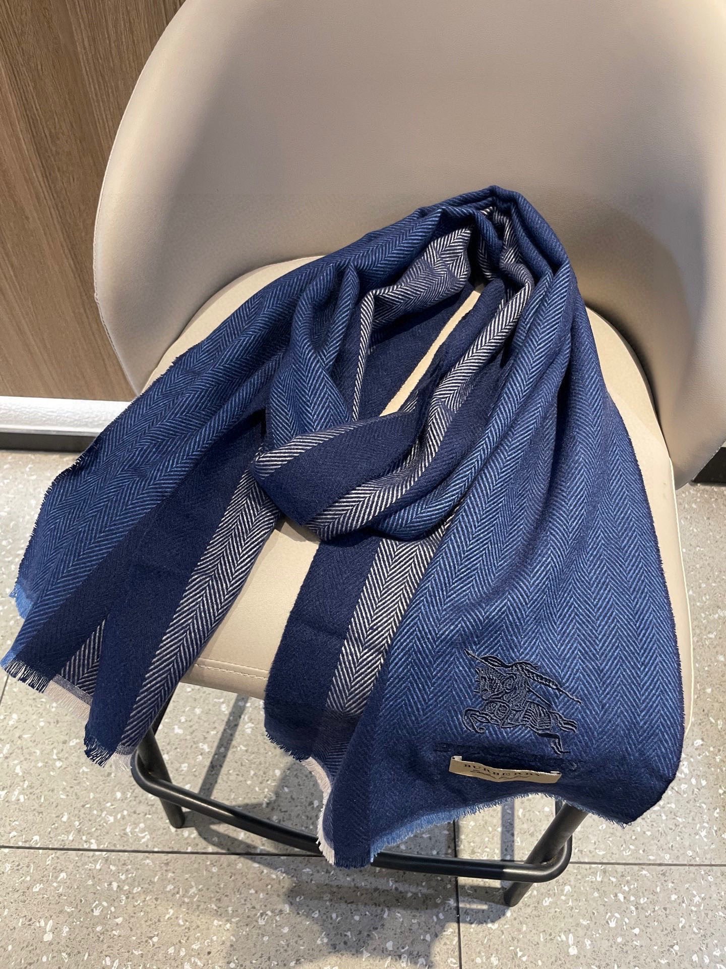 新款巴宝莉Bur羊绒男士精仿细腻围巾好看的要疯掉了，太有型太有魅力了！！！非常斯文时尚的秋冬单品！真的很