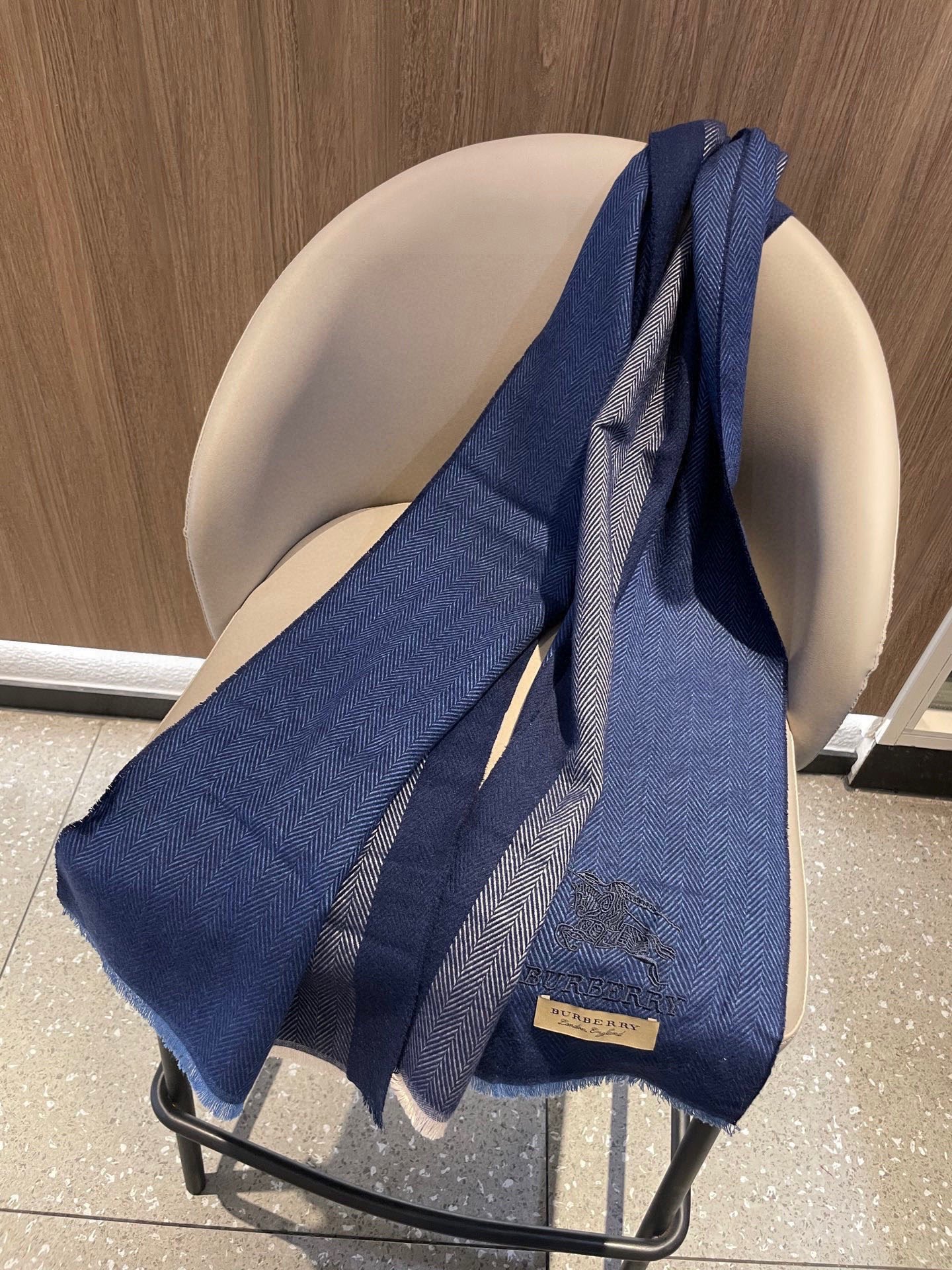 新款巴宝莉Bur羊绒男士精仿细腻围巾好看的要疯掉了，太有型太有魅力了！！！非常斯文时尚的秋冬单品！真的很