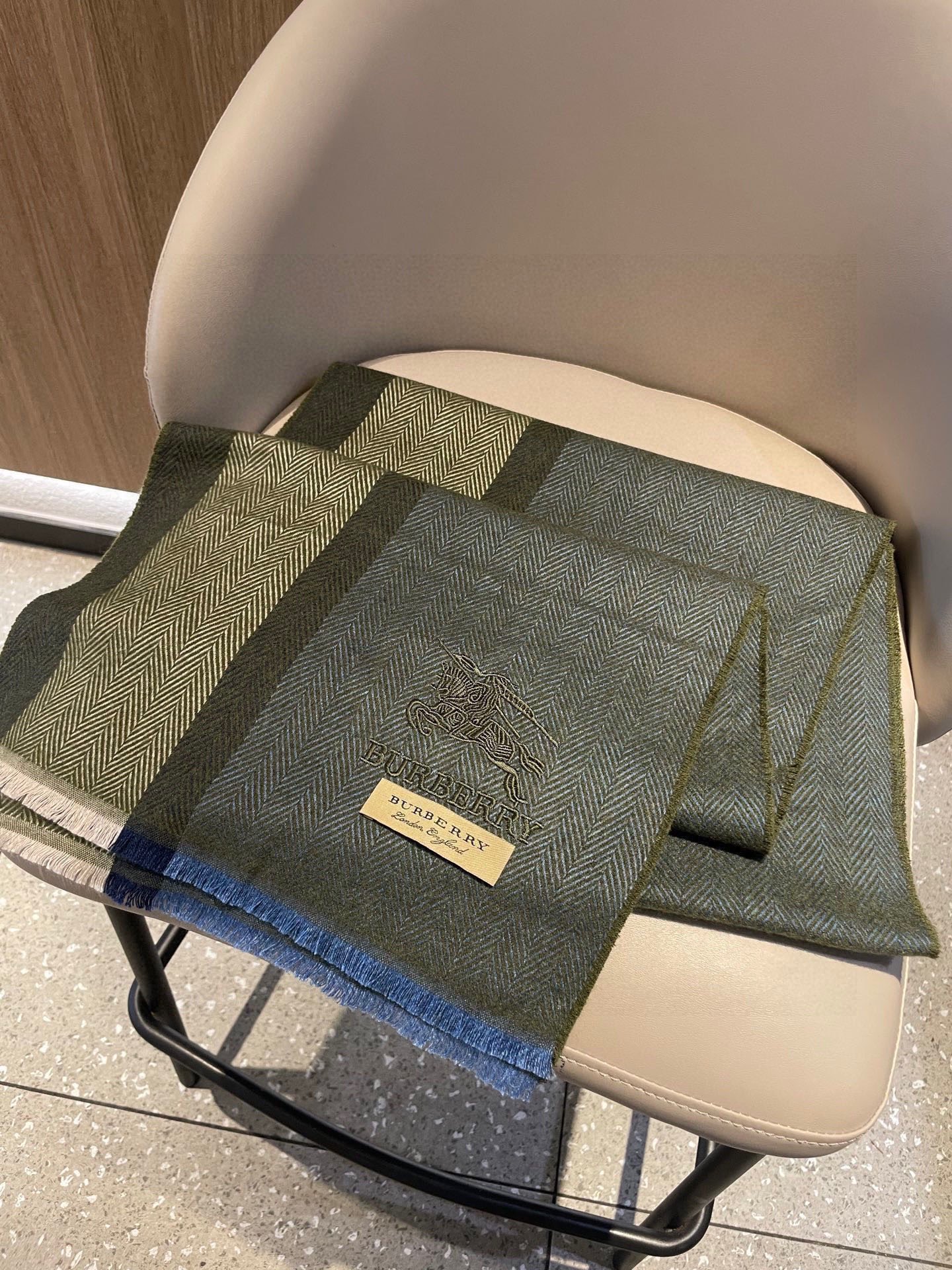 新款巴宝莉Bur羊绒男士精仿细腻围巾好看的要疯掉了，太有型太有魅力了！！！非常斯文时尚的秋冬单品！真的很