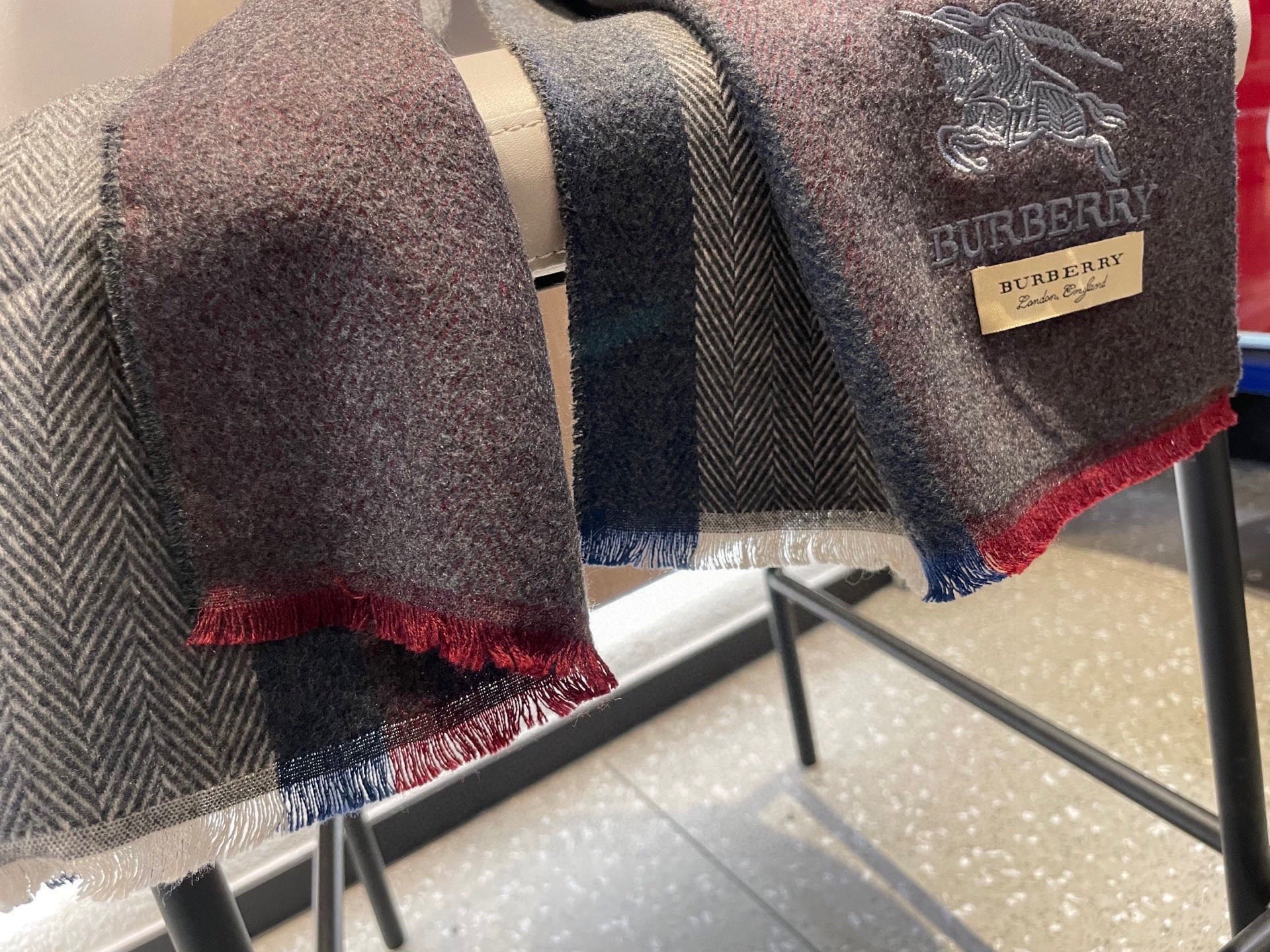 新款巴宝莉Bur羊绒男士精仿细腻围巾好看的要疯掉了，太有型太有魅力了！！！非常斯文时尚的秋冬单品！真的很