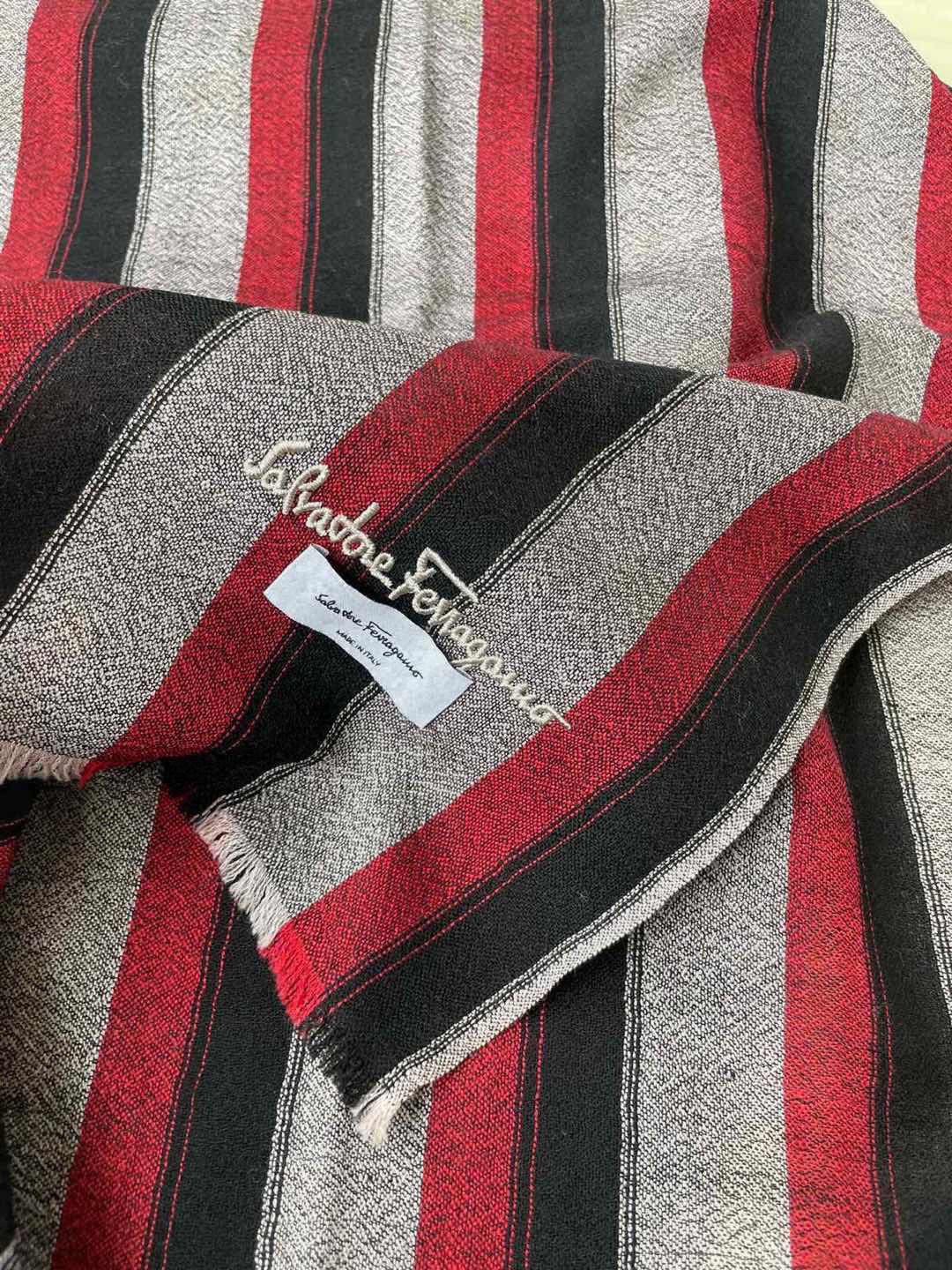 菲拉格慕 男士【原单】高尖端⚠️2025新品【竖条纹】进口丝羊毛面料♨️高尖端产物⚠️绝对令人尖叫的品质