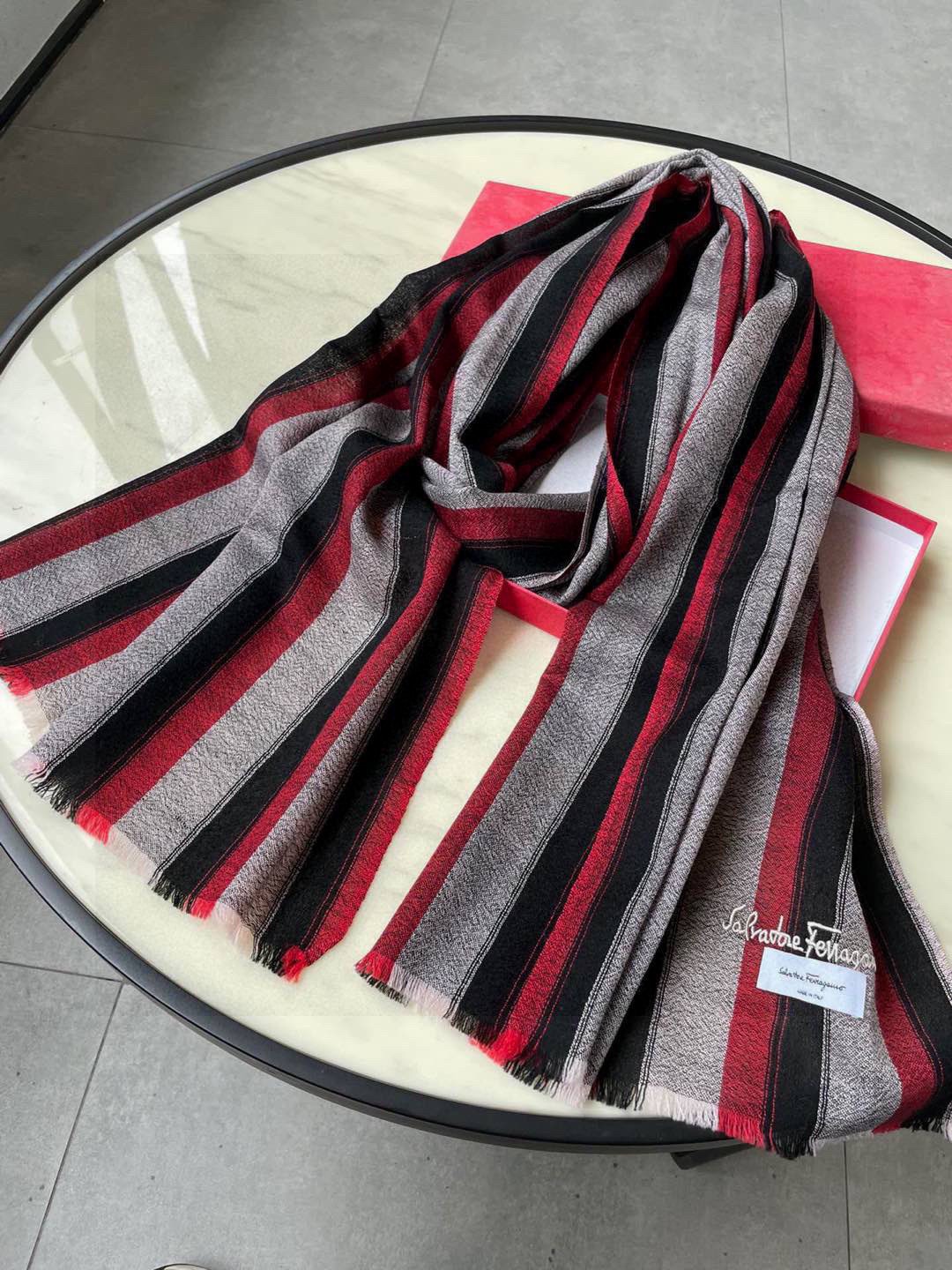 菲拉格慕 男士【原单】高尖端⚠️2025新品【竖条纹】进口丝羊毛面料♨️高尖端产物⚠️绝对令人尖叫的品质