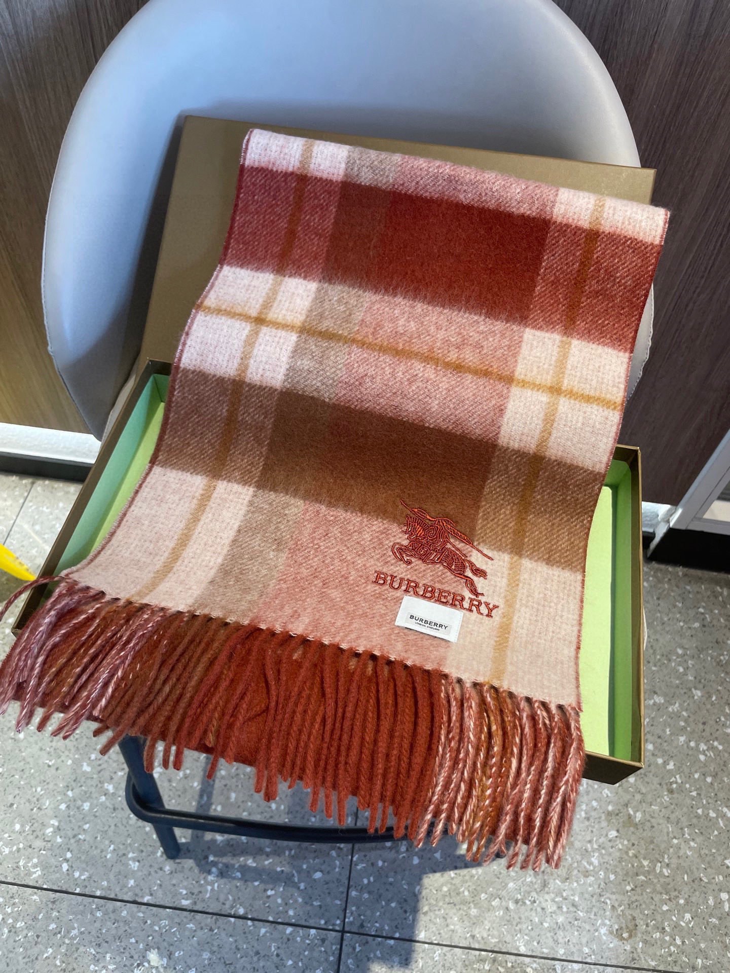 新款巴宝莉双面羊绒❗男女同款围巾且买且珍惜羊绒款😍~都是出口订单所以比较难遇❤东西讲究少而精😍好看的一定