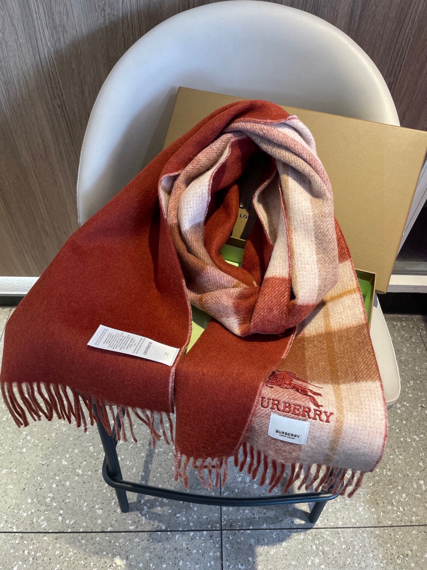 新款巴宝莉双面羊绒❗男女同款围巾且买且珍惜羊绒款😍~都是出口订单所以比较难遇❤东西讲究少而精😍好看的一定