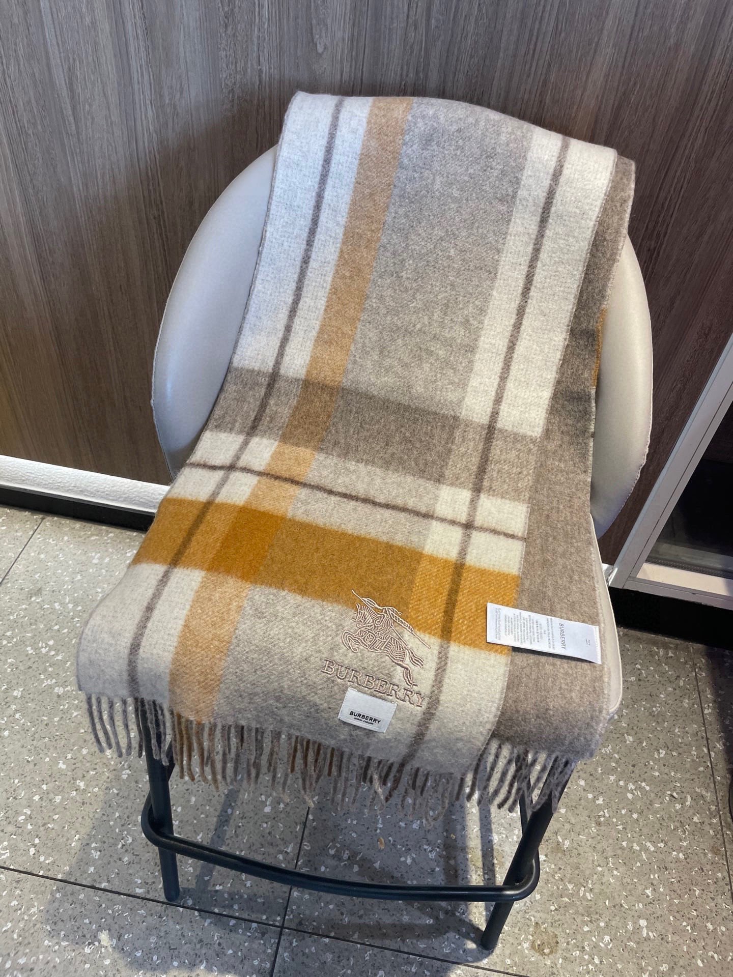 新款巴宝莉双面羊绒❗男女同款围巾且买且珍惜羊绒款😍~都是出口订单所以比较难遇❤东西讲究少而精😍好看的一定