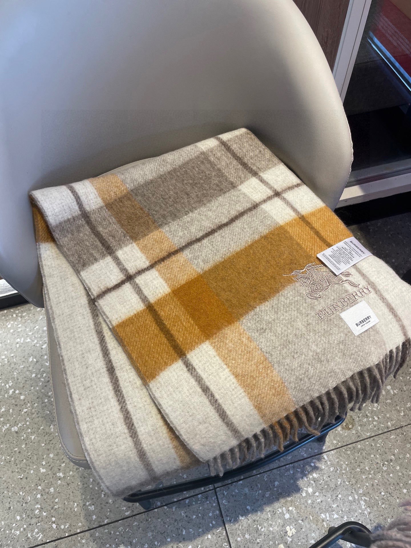 新款巴宝莉双面羊绒❗男女同款围巾且买且珍惜羊绒款😍~都是出口订单所以比较难遇❤东西讲究少而精😍好看的一定