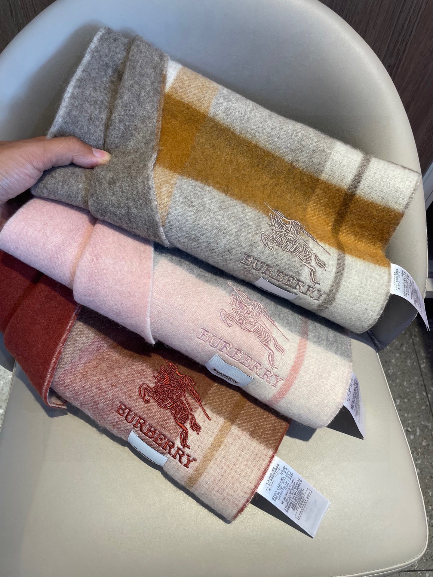 新款巴宝莉双面羊绒❗男女同款围巾且买且珍惜羊绒款😍~都是出口订单所以比较难遇❤东西讲究少而精😍好看的一定