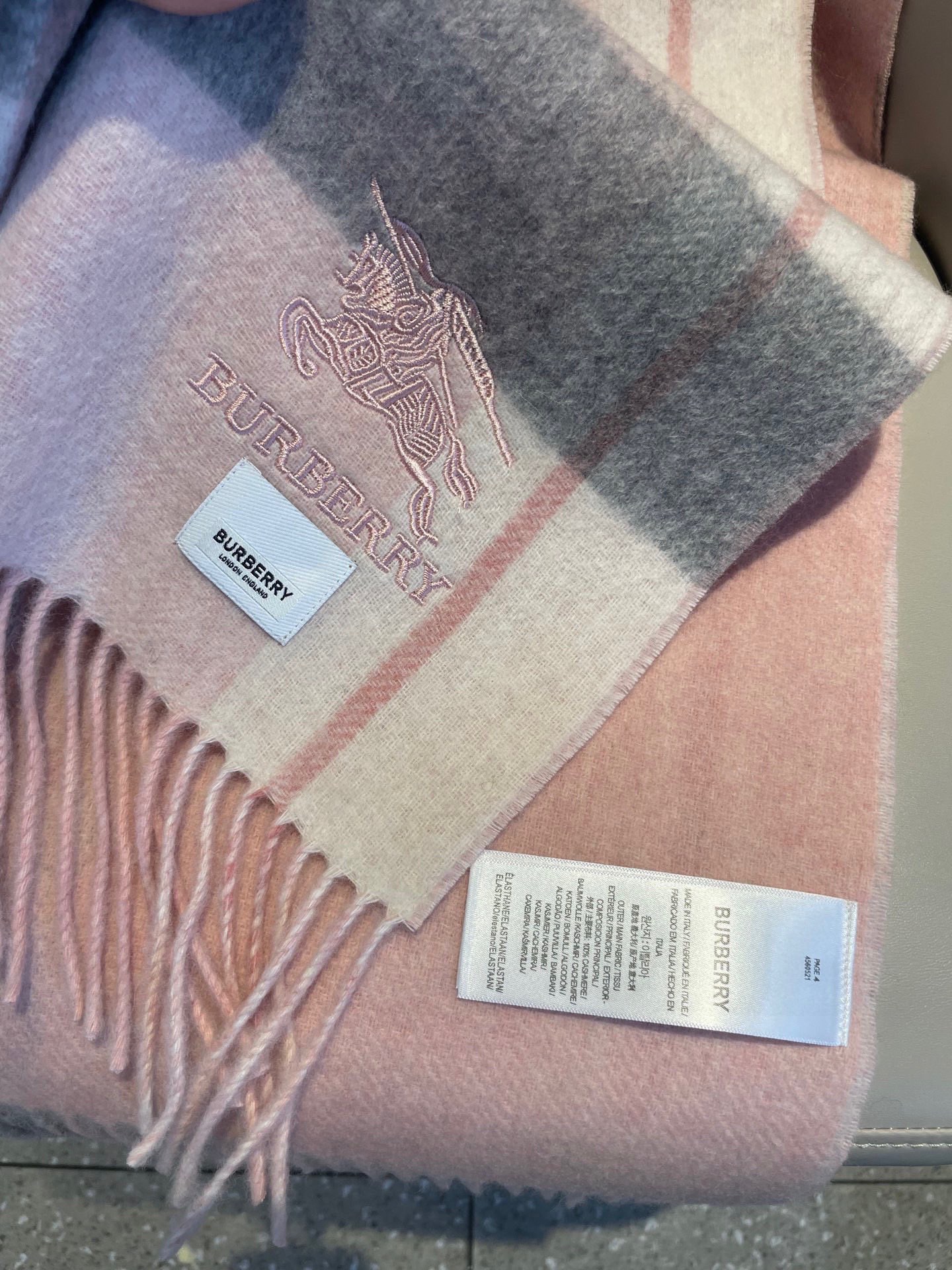 新款巴宝莉双面羊绒❗男女同款围巾且买且珍惜羊绒款😍~都是出口订单所以比较难遇❤东西讲究少而精😍好看的一定