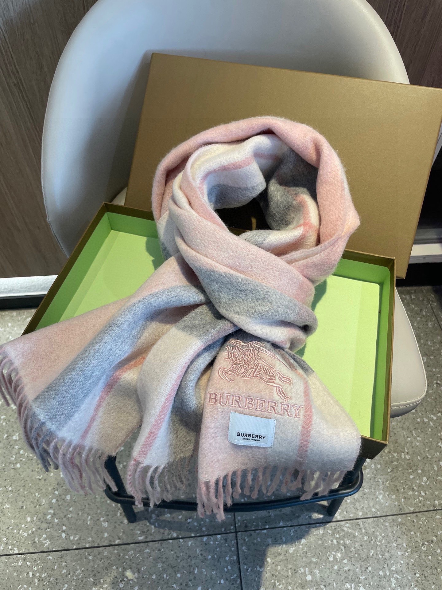 新款巴宝莉双面羊绒❗男女同款围巾且买且珍惜羊绒款😍~都是出口订单所以比较难遇❤东西讲究少而精😍好看的一定