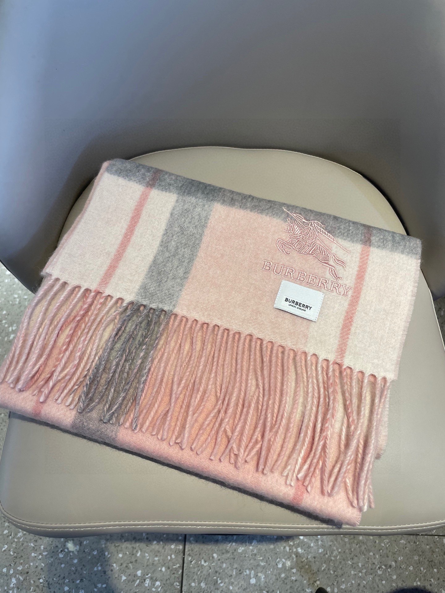 新款巴宝莉双面羊绒❗男女同款围巾且买且珍惜羊绒款😍~都是出口订单所以比较难遇❤东西讲究少而精😍好看的一定