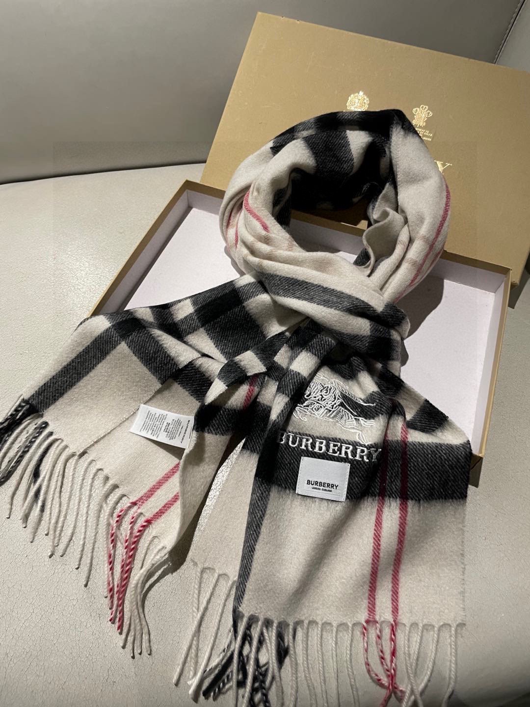 。巴宝莉经典格纹战马刺绣男女福利款❗️😍殿堂级御用芭芭家战马的经典格羊毛围巾🧣独家渠道货bulingbu