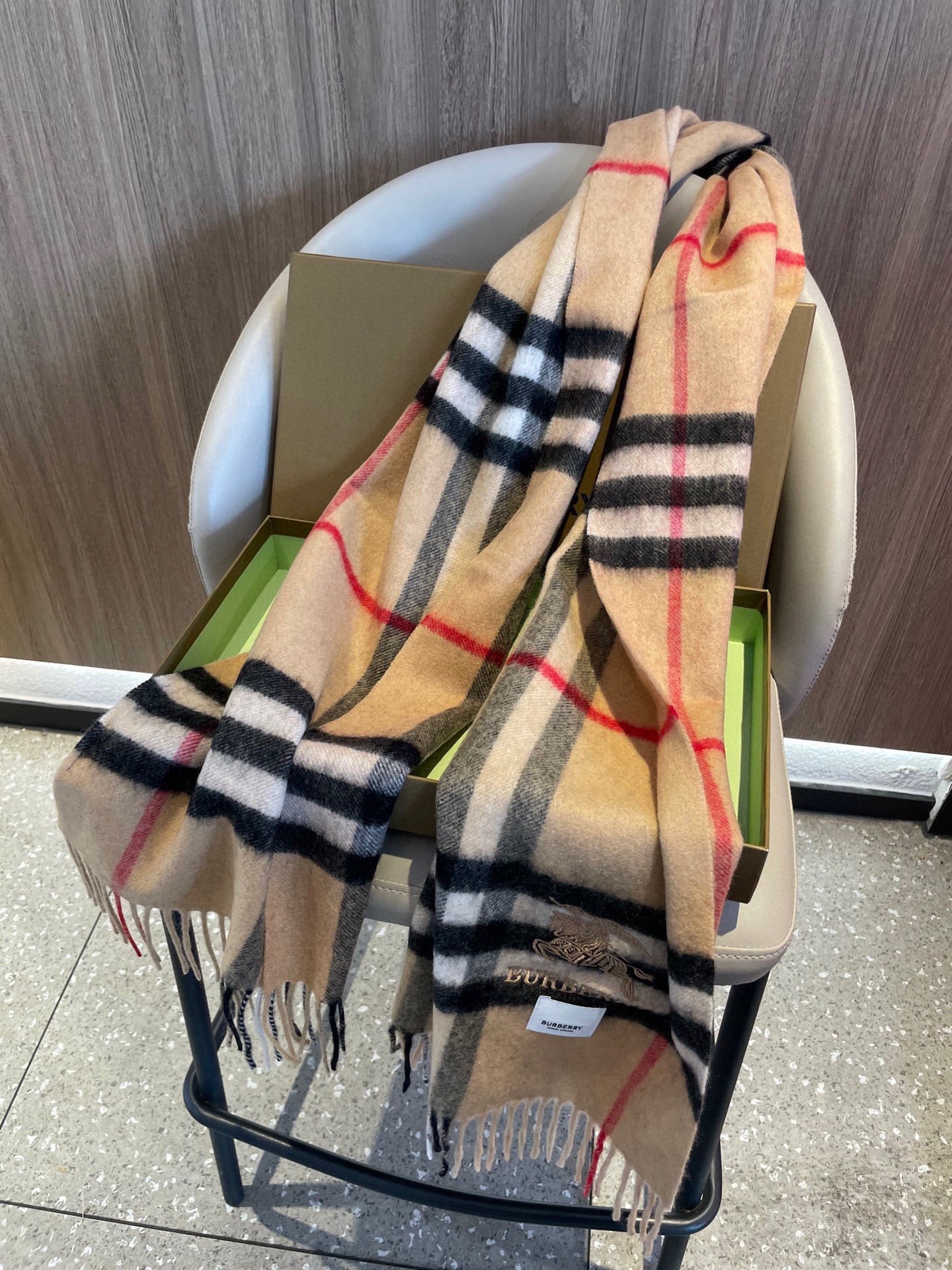 。巴宝莉经典格纹战马刺绣男女福利款❗️😍殿堂级御用芭芭家战马的经典格羊毛围巾🧣独家渠道货bulingbu