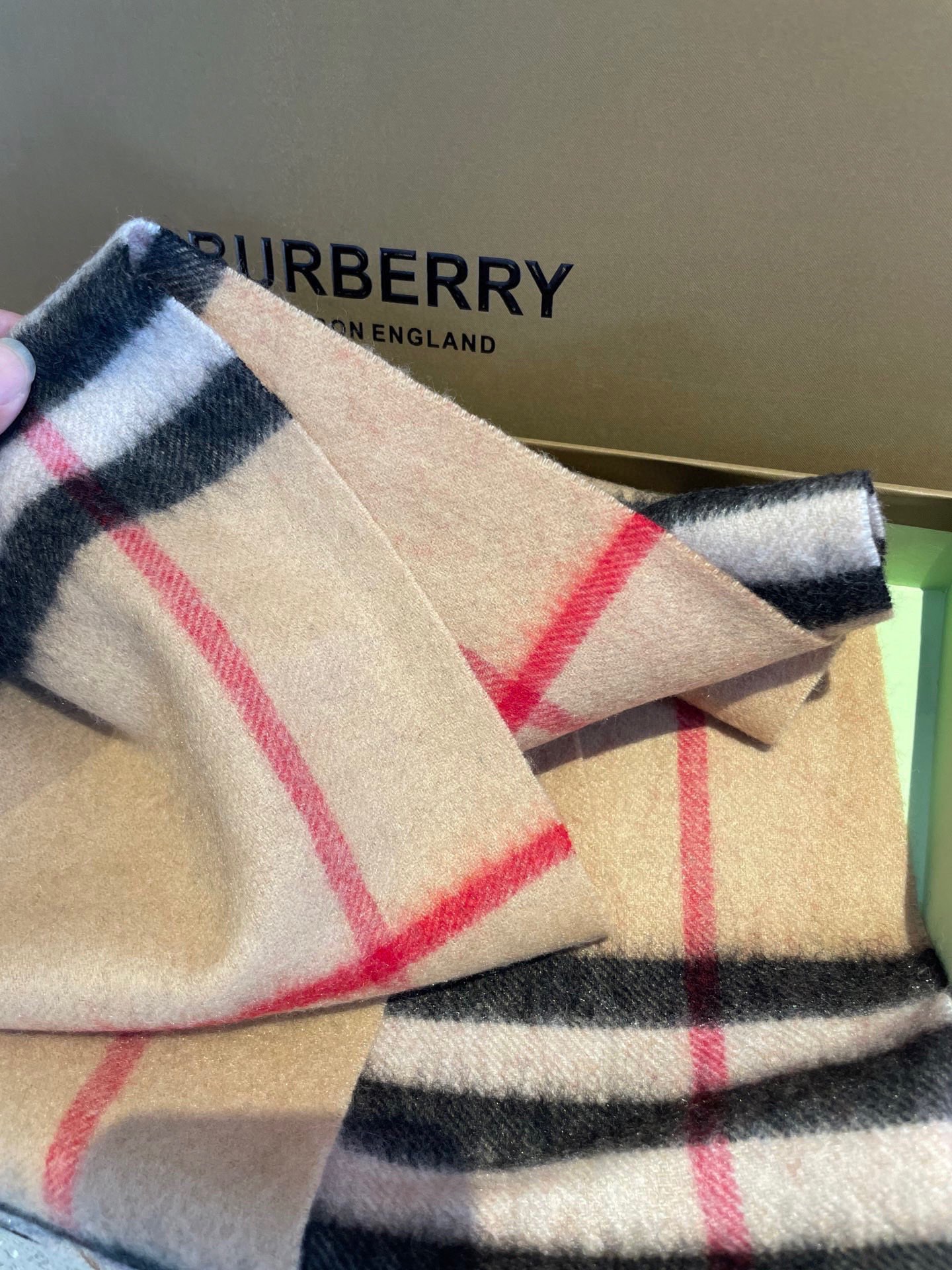 。巴宝莉经典格纹战马刺绣男女福利款❗️😍殿堂级御用芭芭家战马的经典格羊毛围巾🧣独家渠道货bulingbu