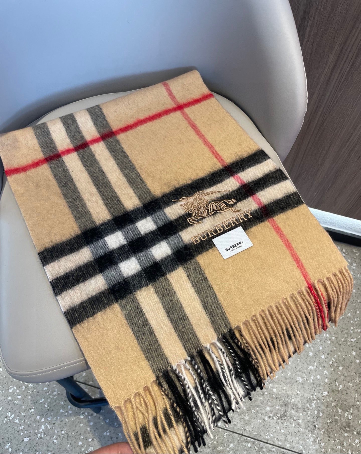 。巴宝莉经典格纹战马刺绣男女福利款❗️😍殿堂级御用芭芭家战马的经典格羊毛围巾🧣独家渠道货bulingbu