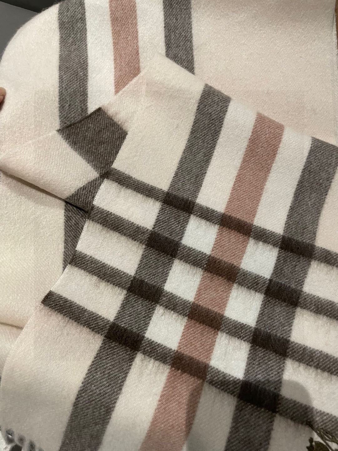 新款巴宝莉高品质进口羊绒围巾 惊爆上架 海外专柜最新男士女士情侣 羊绒围巾国内专柜都没上架 从款式到面料