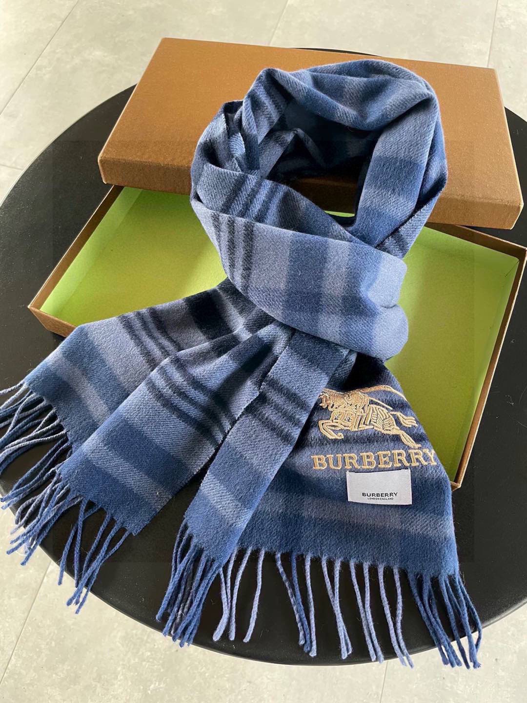 新款巴宝莉高品质进口羊绒围巾 惊爆上架 海外专柜最新男士女士情侣 羊绒围巾国内专柜都没上架 从款式到面料