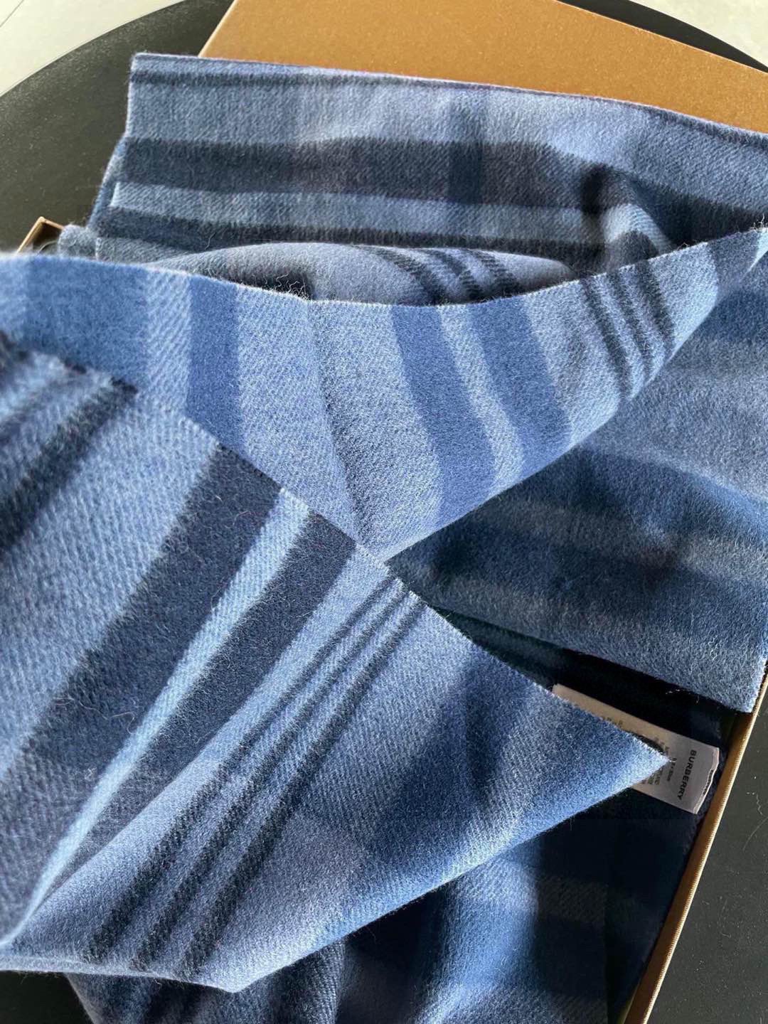 新款巴宝莉高品质进口羊绒围巾 惊爆上架 海外专柜最新男士女士情侣 羊绒围巾国内专柜都没上架 从款式到面料