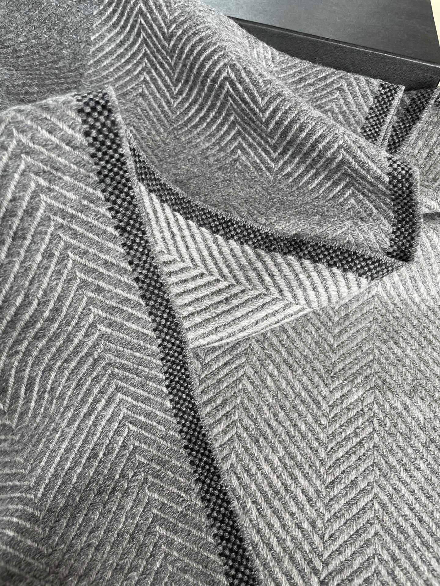 上新❗️男款人字纹阿玛尼（Arman）披肩且买且珍惜~~男款真的很少，一年也就出几款，都是出口订单所以比