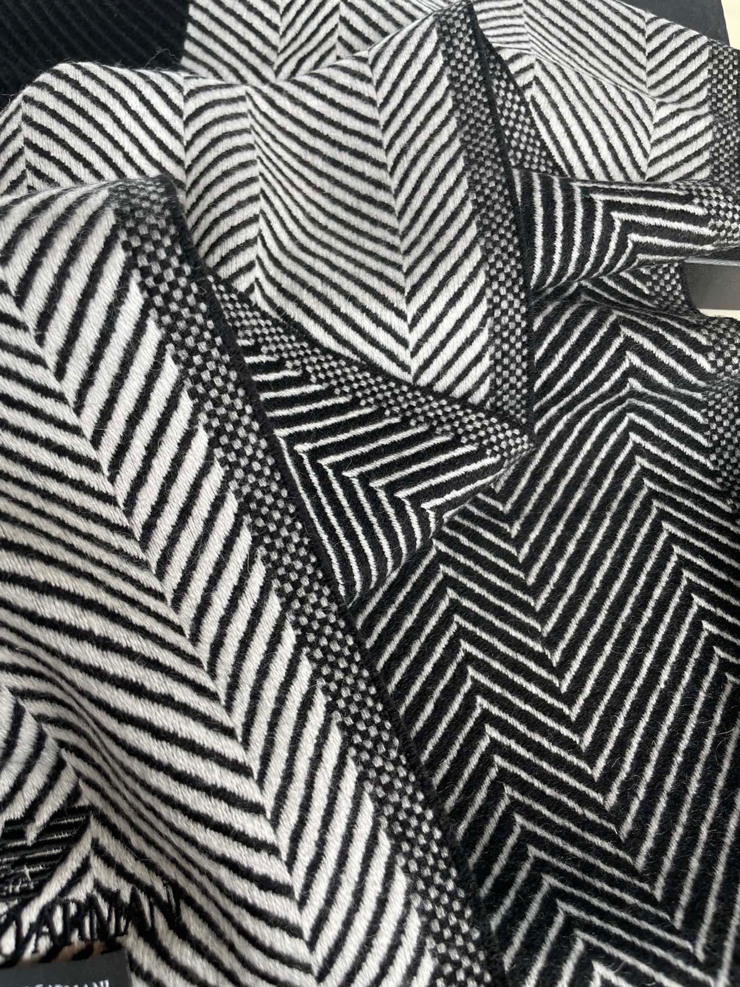 上新❗️男款人字纹阿玛尼（Arman）披肩且买且珍惜~~男款真的很少，一年也就出几款，都是出口订单所以比