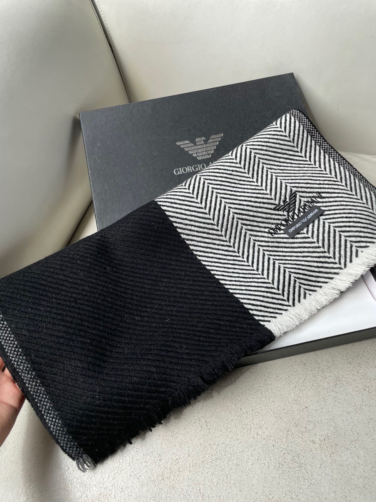 上新❗️男款人字纹阿玛尼（Arman）披肩且买且珍惜~~男款真的很少，一年也就出几款，都是出口订单所以比