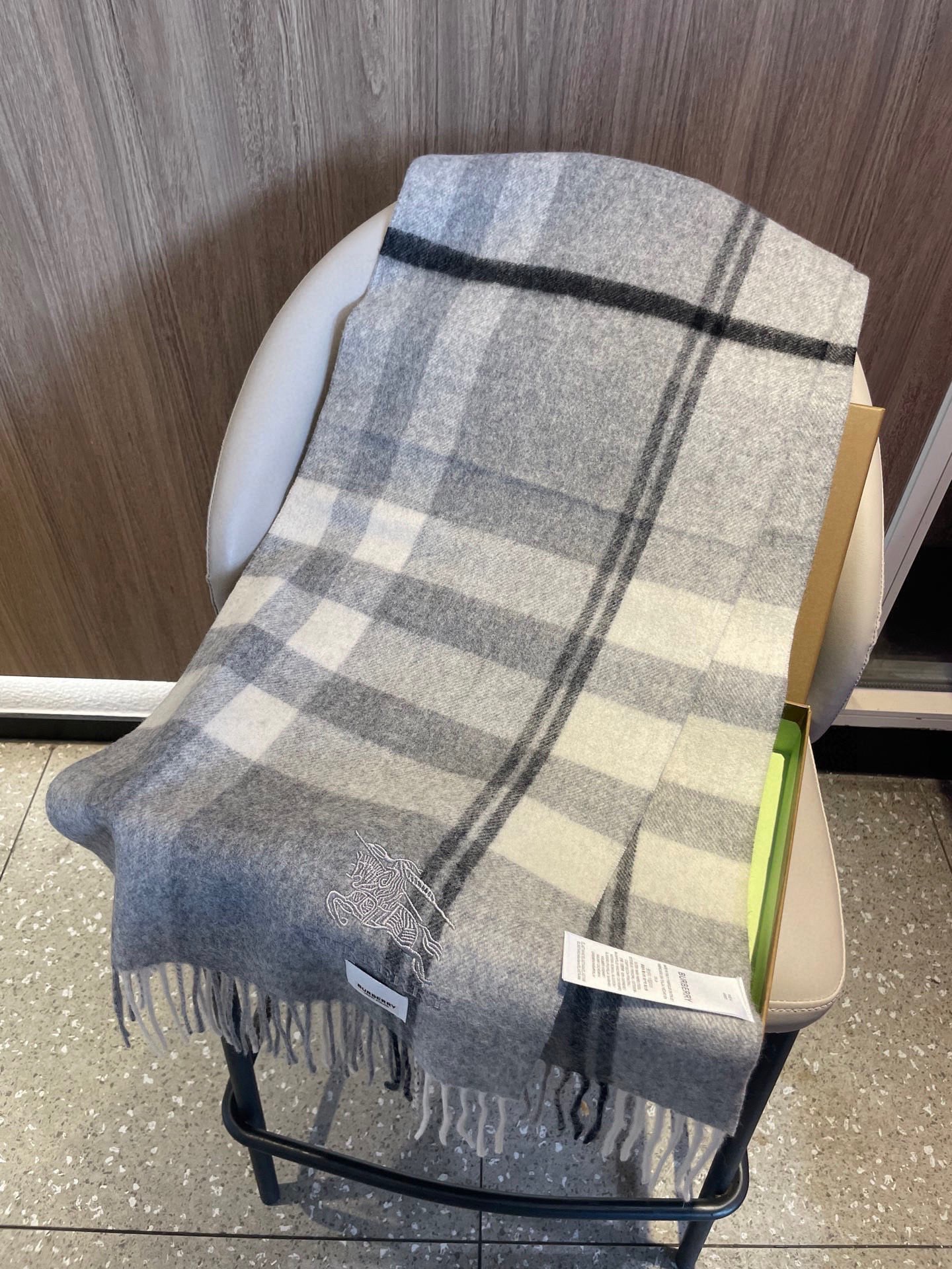 新款巴宝莉高品质进口羊绒围巾 惊爆上架 海外专柜最新男士女士情侣 羊绒围巾国内专柜都没上架 从款式到面料