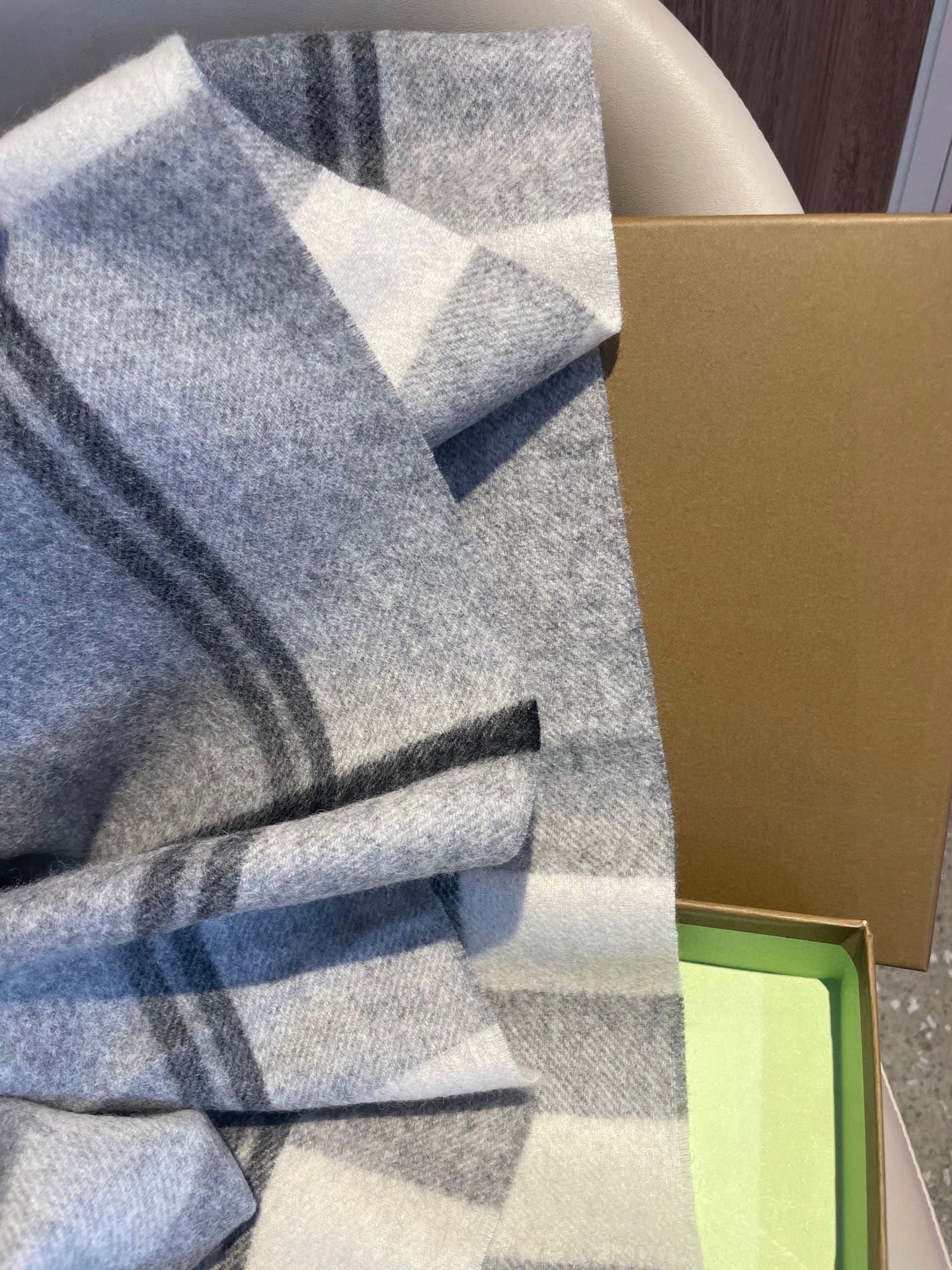 新款巴宝莉高品质进口羊绒围巾 惊爆上架 海外专柜最新男士女士情侣 羊绒围巾国内专柜都没上架 从款式到面料