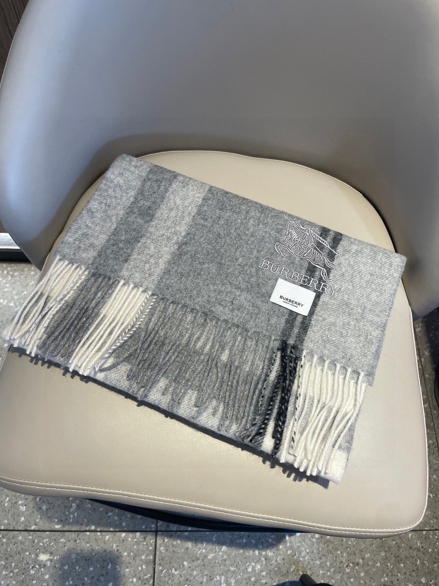 新款巴宝莉高品质进口羊绒围巾 惊爆上架 海外专柜最新男士女士情侣 羊绒围巾国内专柜都没上架 从款式到面料