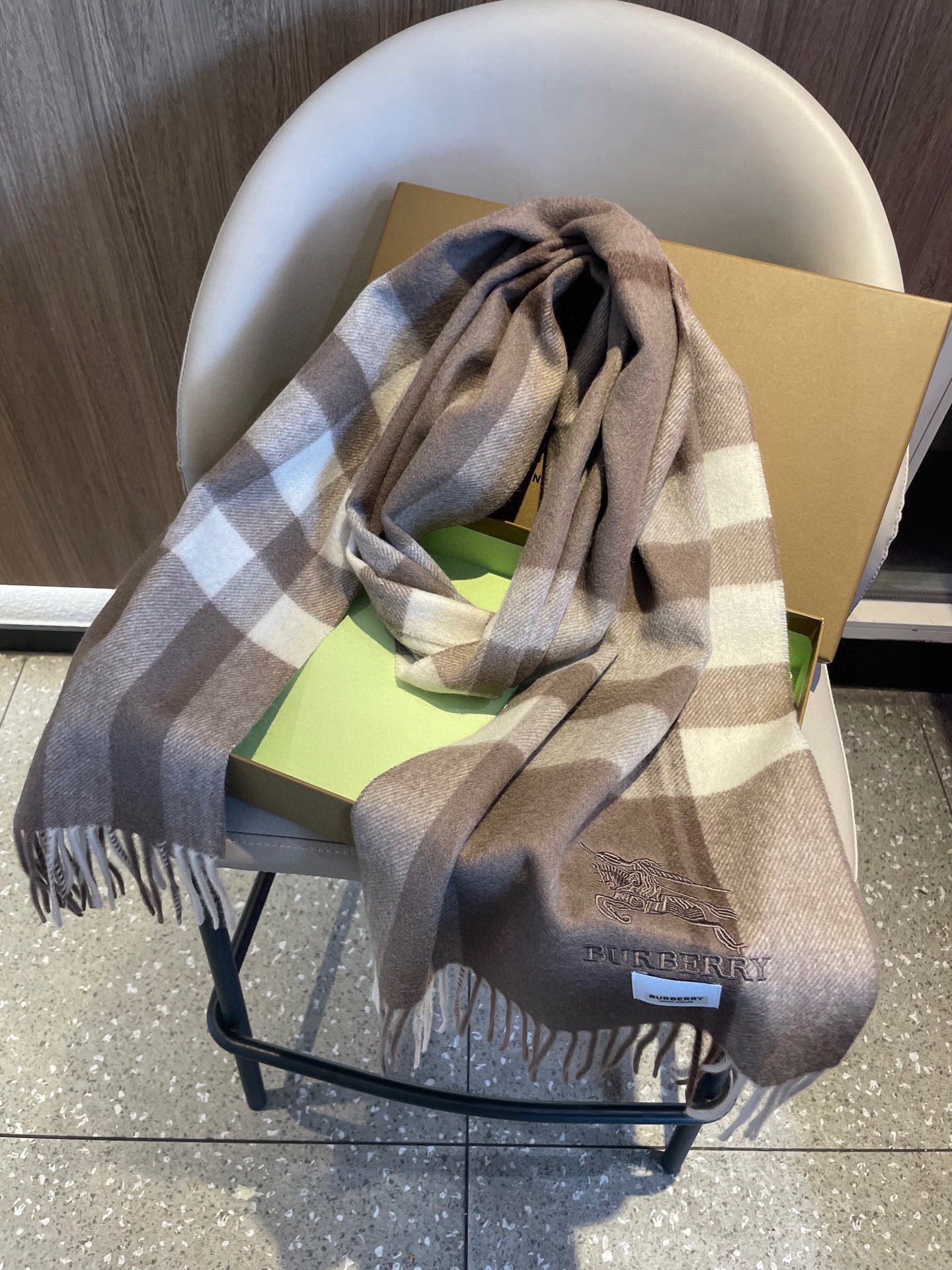 新款巴宝莉高品质进口羊绒围巾 惊爆上架 海外专柜最新男士女士情侣 羊绒围巾国内专柜都没上架 从款式到面料