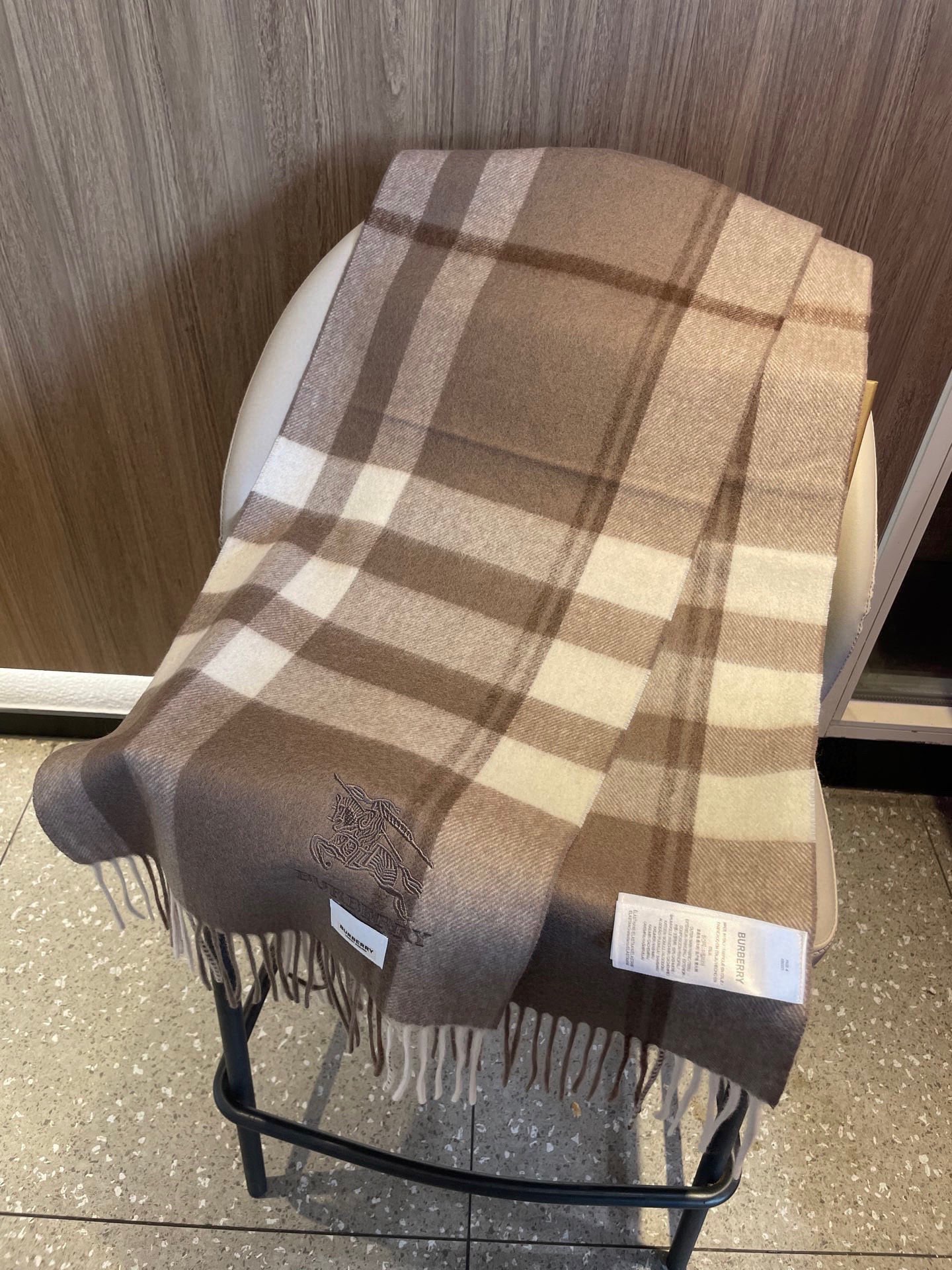 新款巴宝莉高品质进口羊绒围巾 惊爆上架 海外专柜最新男士女士情侣 羊绒围巾国内专柜都没上架 从款式到面料