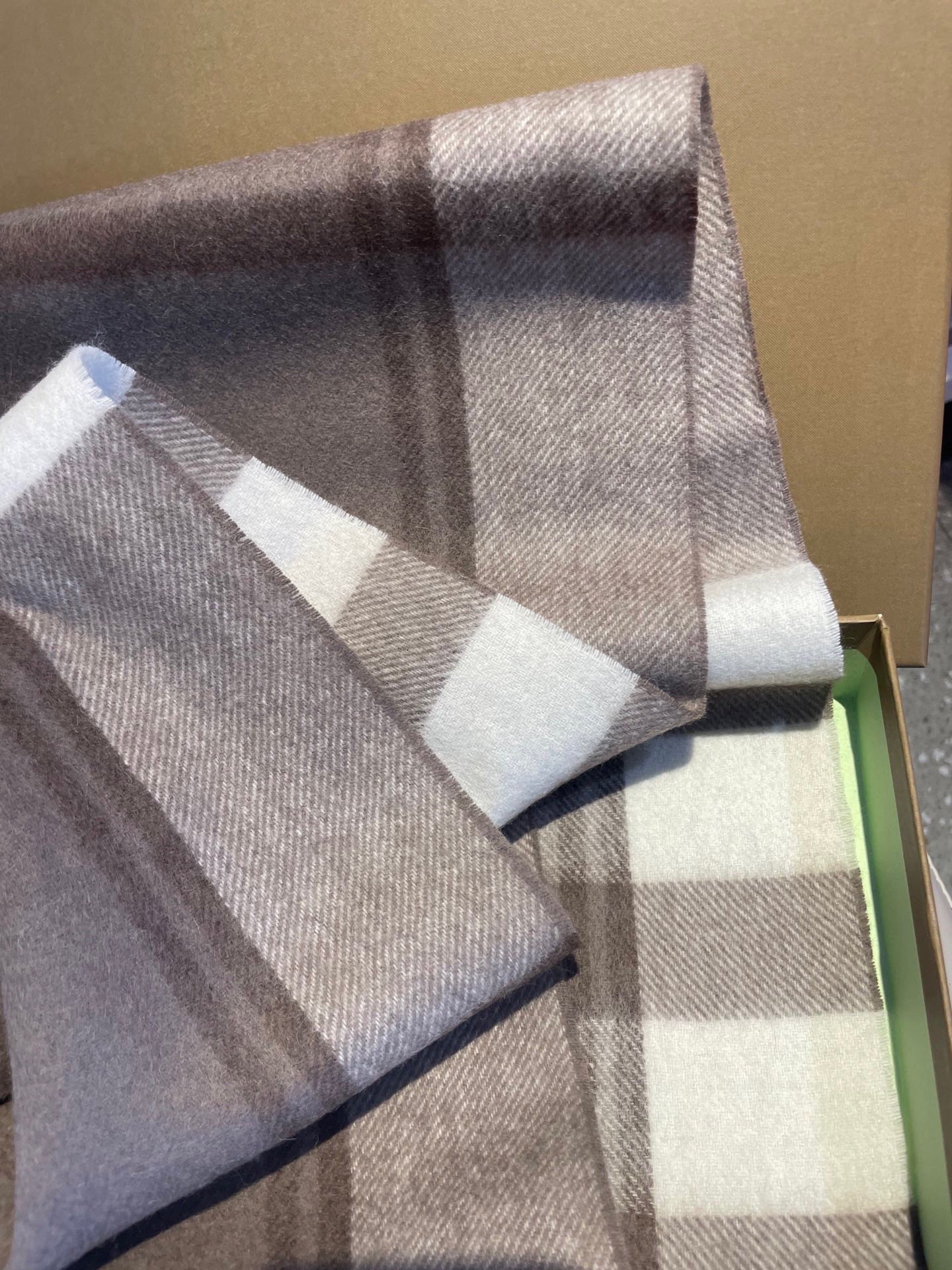 新款巴宝莉高品质进口羊绒围巾 惊爆上架 海外专柜最新男士女士情侣 羊绒围巾国内专柜都没上架 从款式到面料