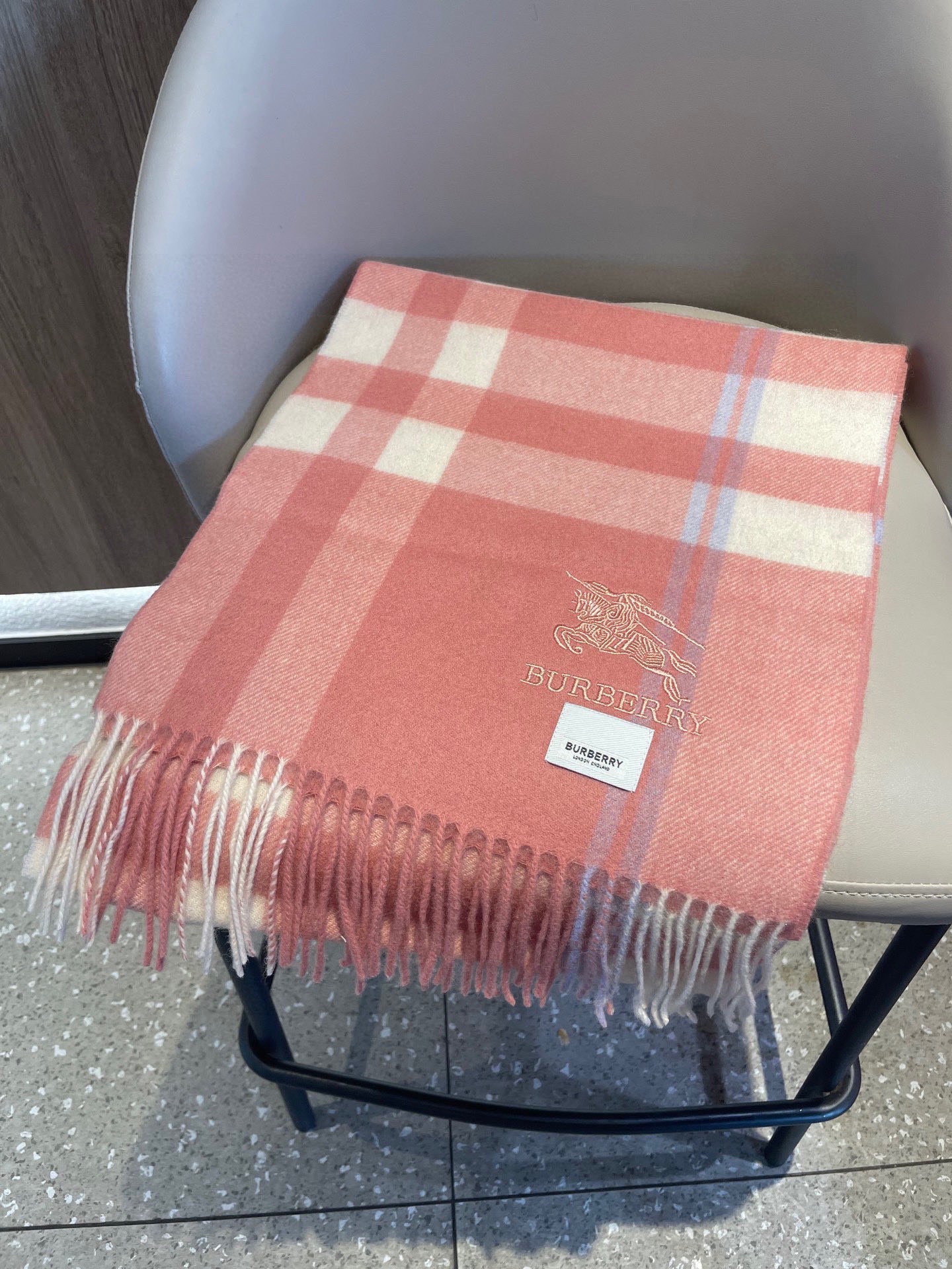 新款巴宝莉高品质进口羊绒围巾 惊爆上架 海外专柜最新男士女士情侣 羊绒围巾国内专柜都没上架 从款式到面料