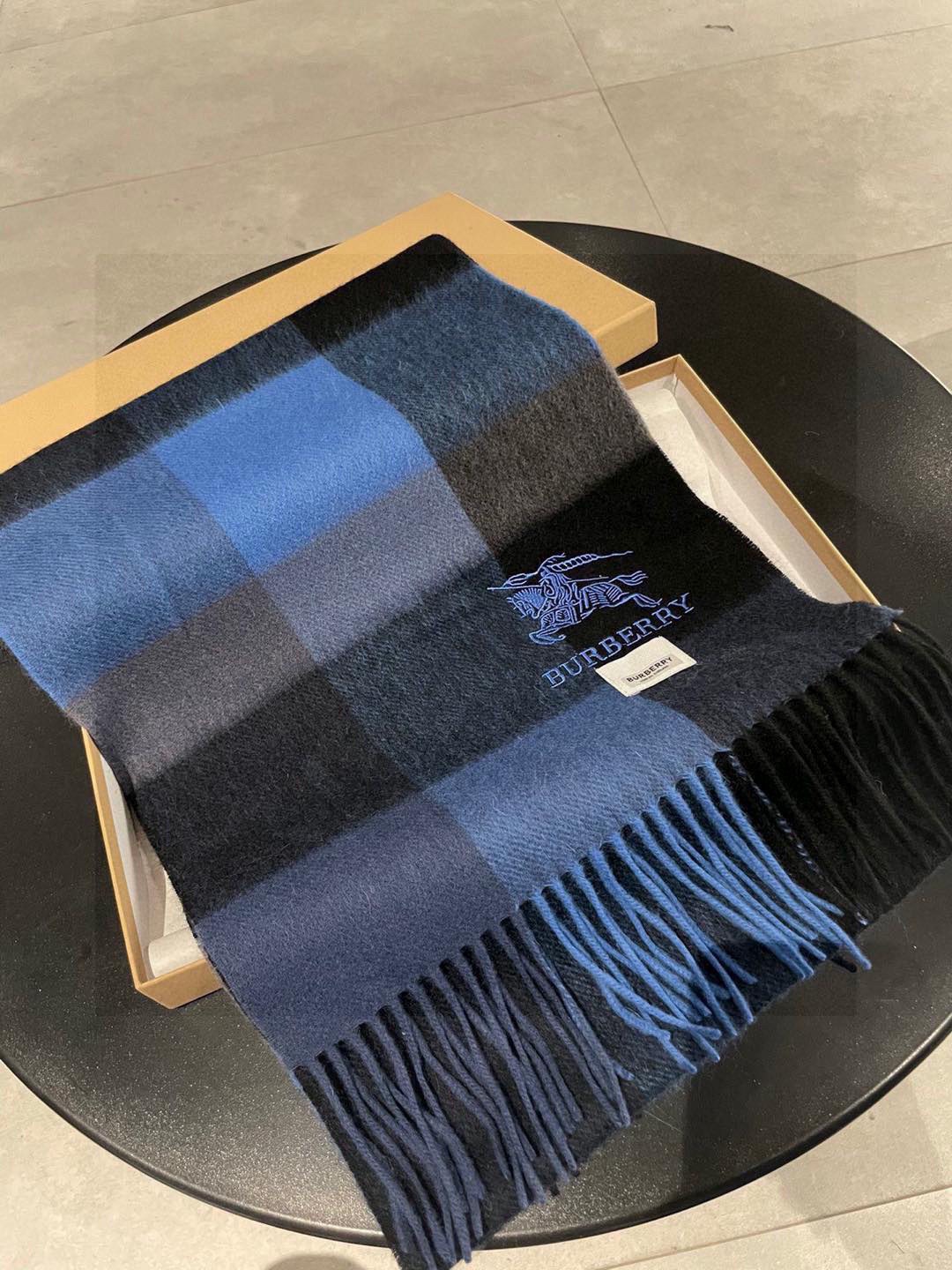 新款巴宝莉高品质进口羊绒围巾 惊爆上架 海外专柜最新男士女士情侣 羊绒围巾国内专柜都没上架 从款式到面料