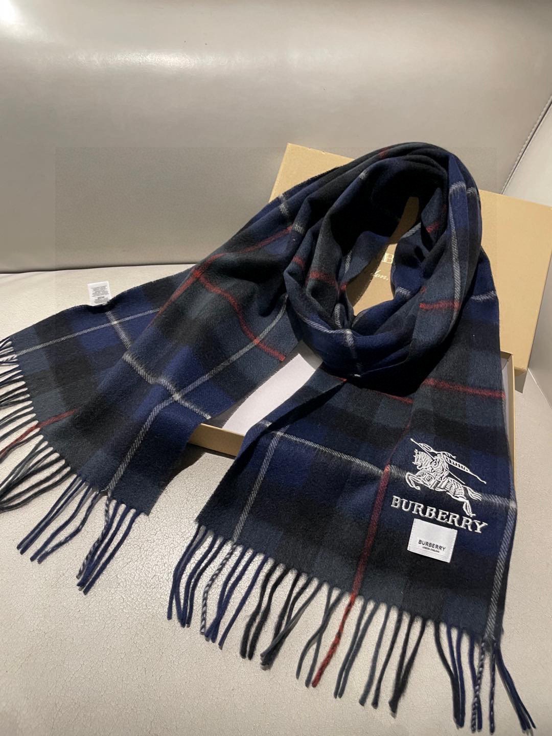 新款巴宝莉高品质进口羊绒围巾 惊爆上架 海外专柜最新男士女士情侣 羊绒围巾国内专柜都没上架 从款式到面料