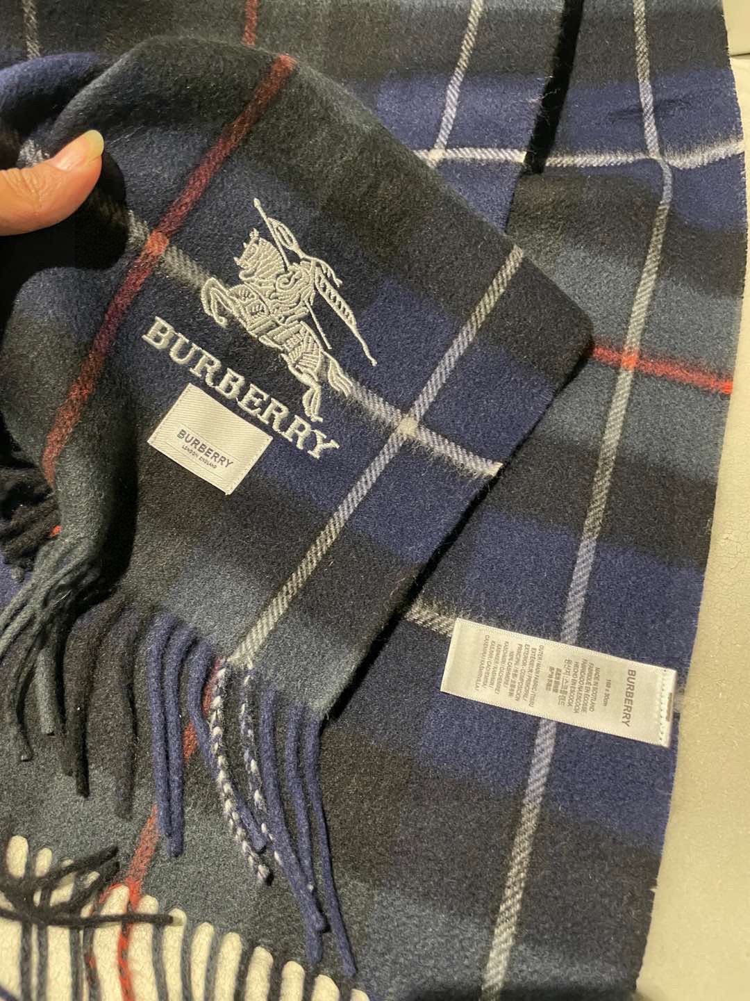 新款巴宝莉高品质进口羊绒围巾 惊爆上架 海外专柜最新男士女士情侣 羊绒围巾国内专柜都没上架 从款式到面料