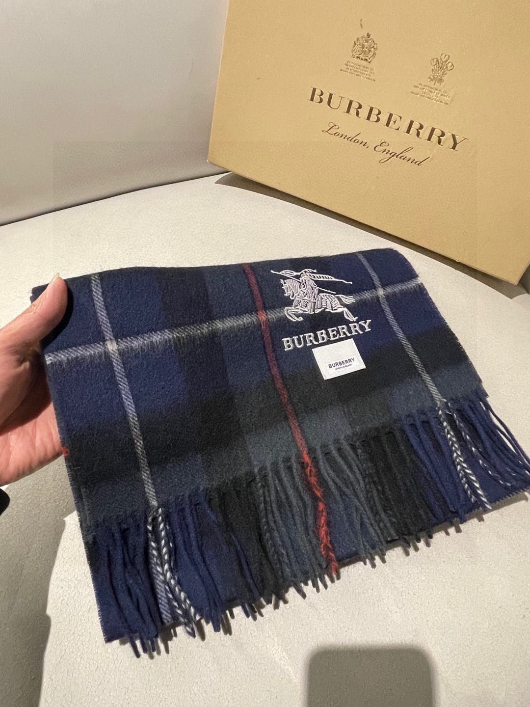 新款巴宝莉高品质进口羊绒围巾 惊爆上架 海外专柜最新男士女士情侣 羊绒围巾国内专柜都没上架 从款式到面料