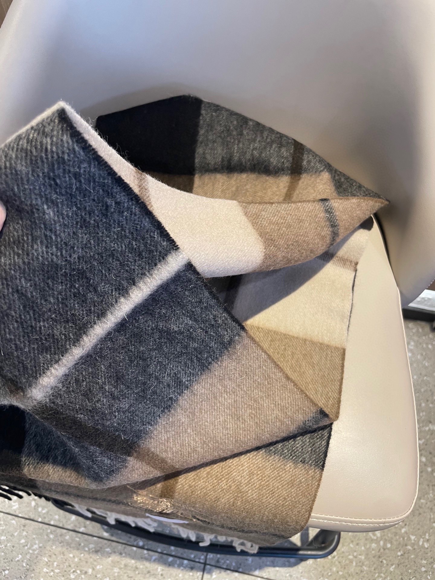 新款巴宝莉高品质进口羊绒围巾 惊爆上架 海外专柜最新男士女士情侣 羊绒围巾国内专柜都没上架 从款式到面料