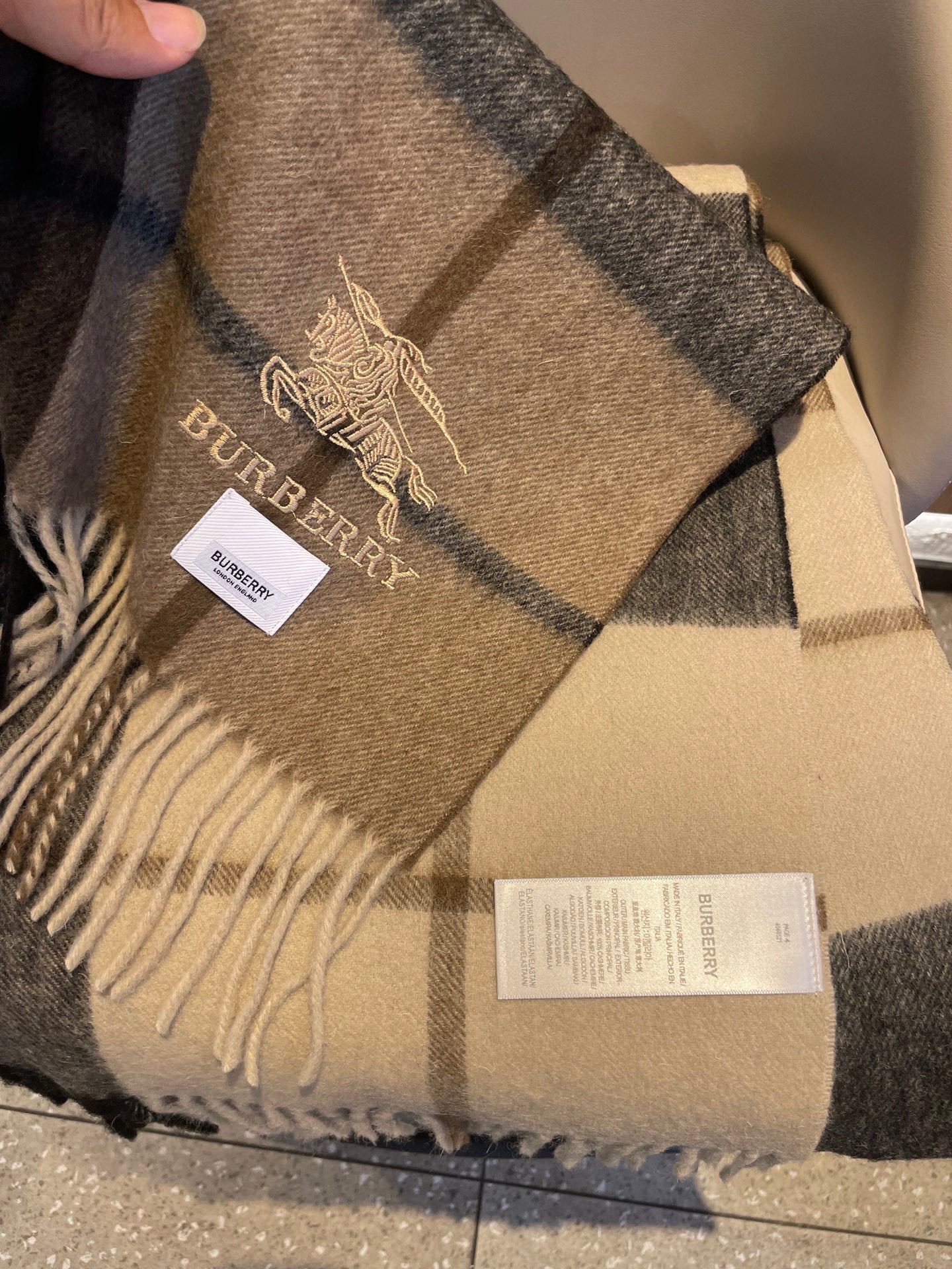 新款巴宝莉高品质进口羊绒围巾 惊爆上架 海外专柜最新男士女士情侣 羊绒围巾国内专柜都没上架 从款式到面料