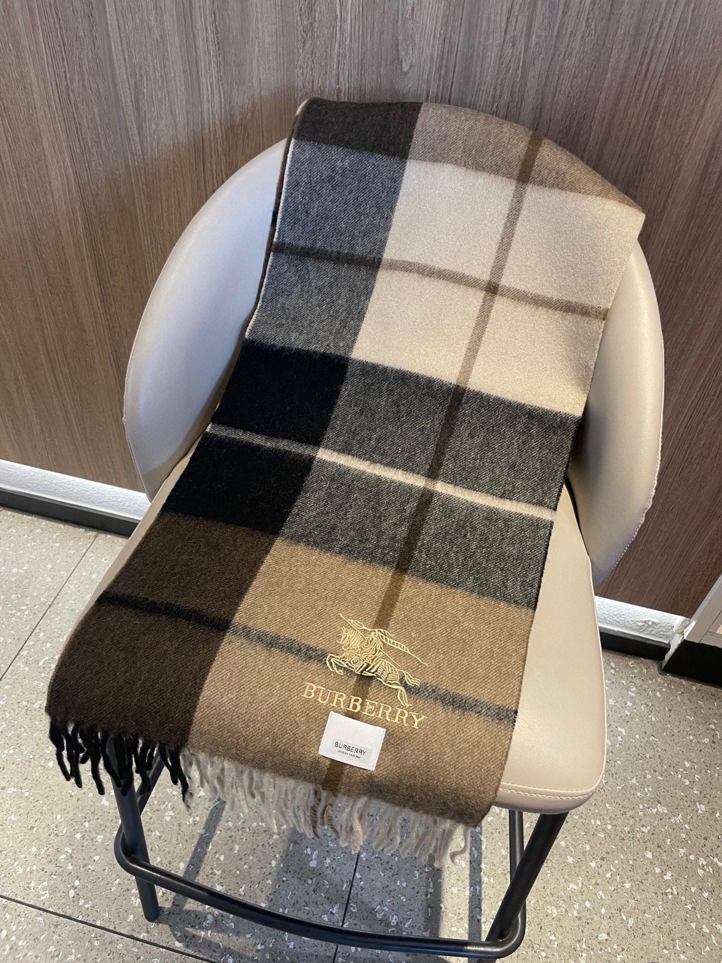 新款巴宝莉高品质进口羊绒围巾 惊爆上架 海外专柜最新男士女士情侣 羊绒围巾国内专柜都没上架 从款式到面料