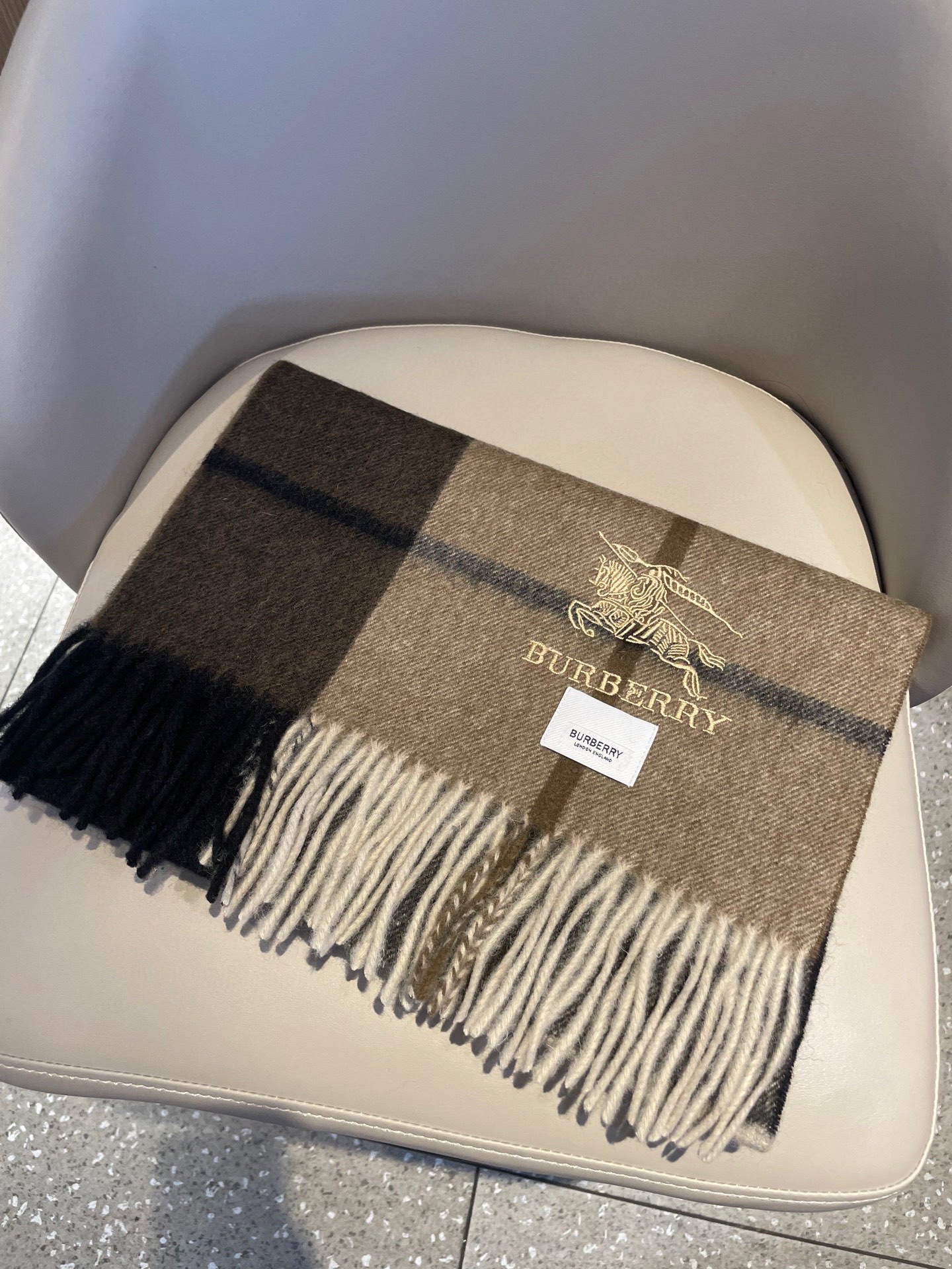 新款巴宝莉高品质进口羊绒围巾 惊爆上架 海外专柜最新男士女士情侣 羊绒围巾国内专柜都没上架 从款式到面料