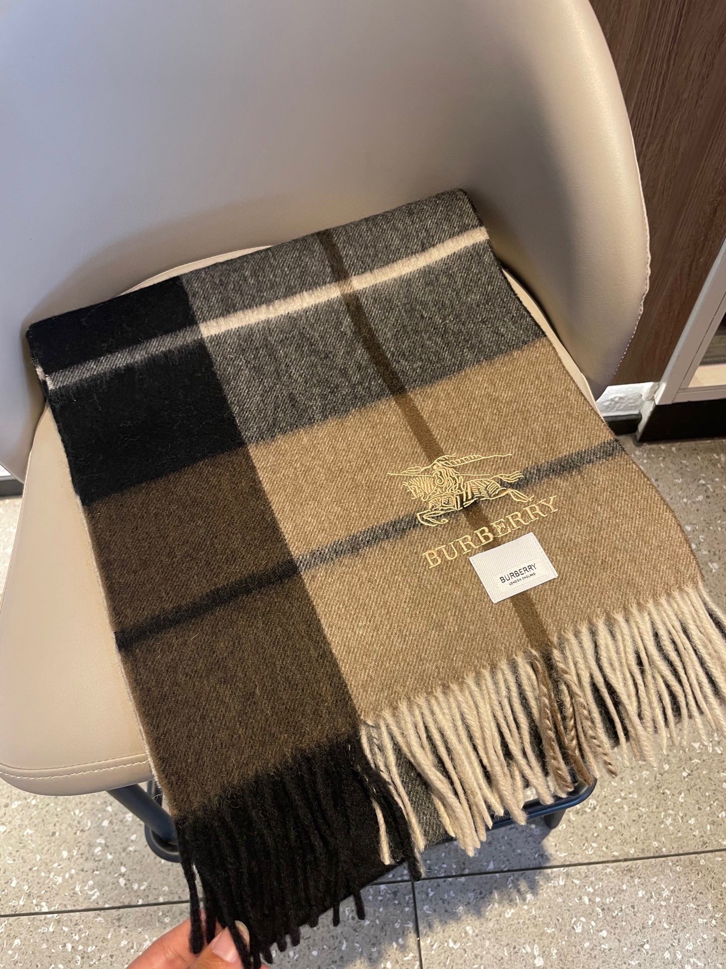 新款巴宝莉高品质进口羊绒围巾 惊爆上架 海外专柜最新男士女士情侣 羊绒围巾国内专柜都没上架 从款式到面料