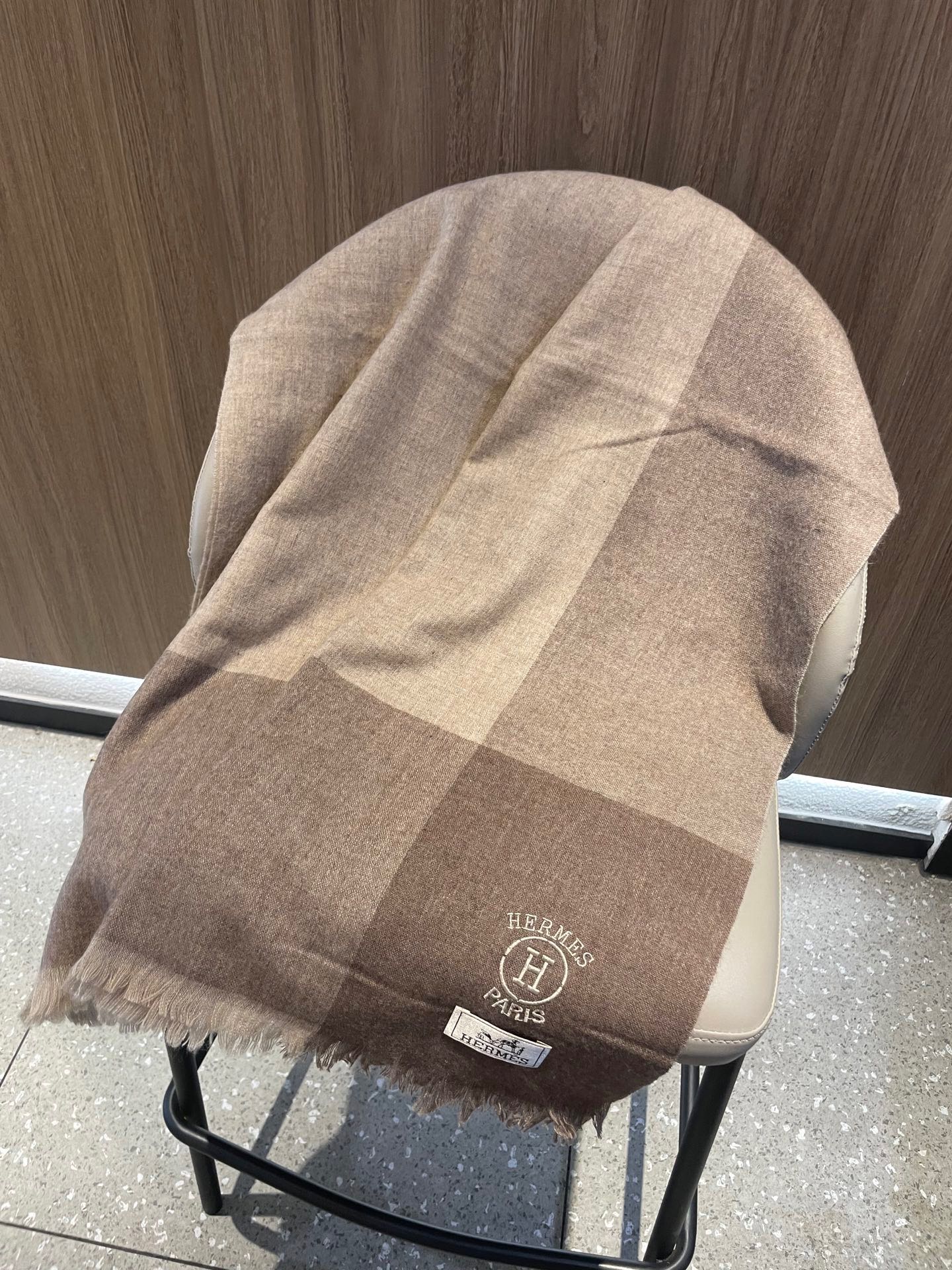 爱马仕男女同款披肩✨羊绒经典格纹👐围巾♨️高尖端产物⚠️，经典logo刺绣，时尚大牌的顶尖设计款💕拿到手