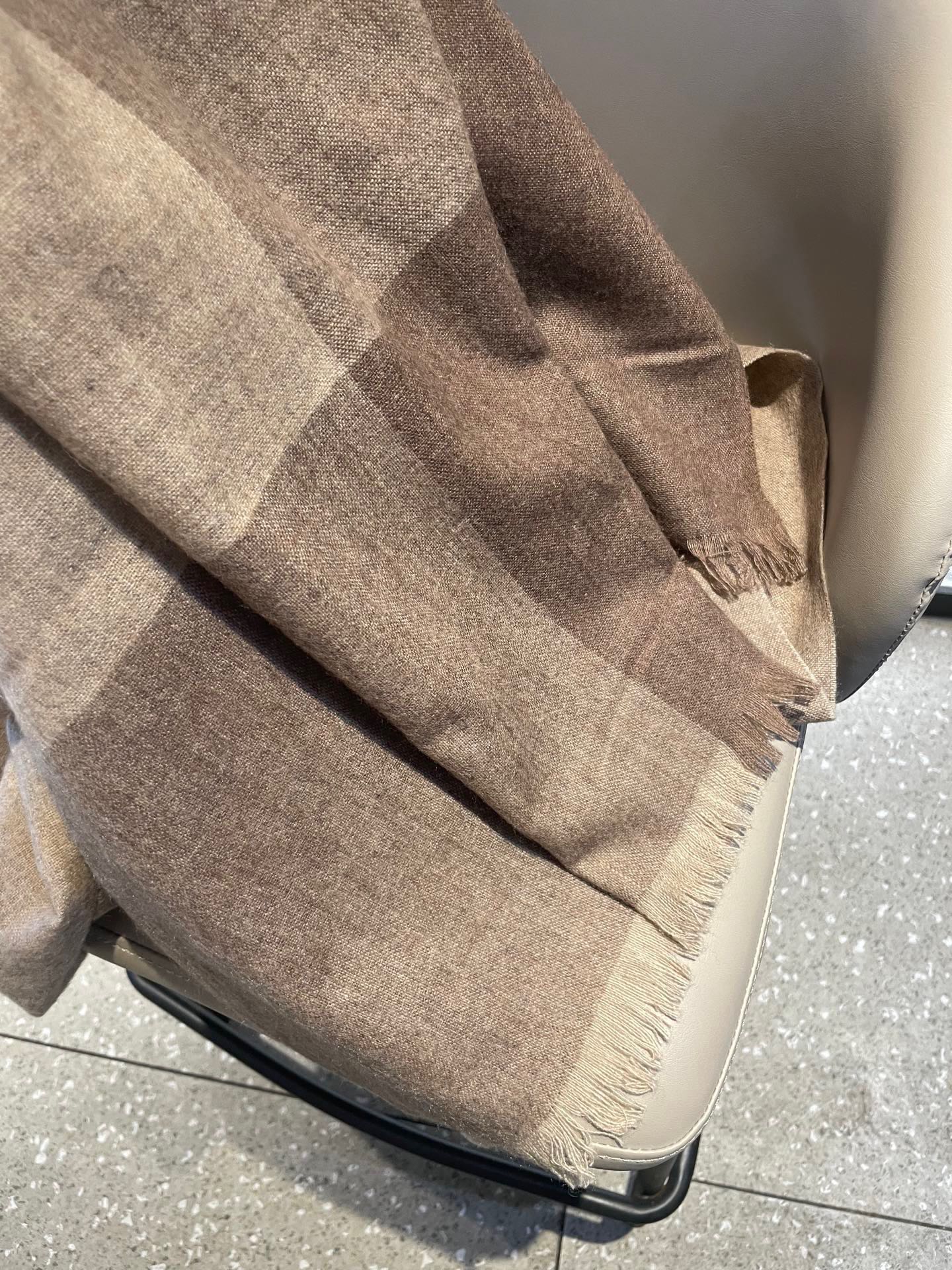 爱马仕男女同款披肩✨羊绒经典格纹👐围巾♨️高尖端产物⚠️，经典logo刺绣，时尚大牌的顶尖设计款💕拿到手