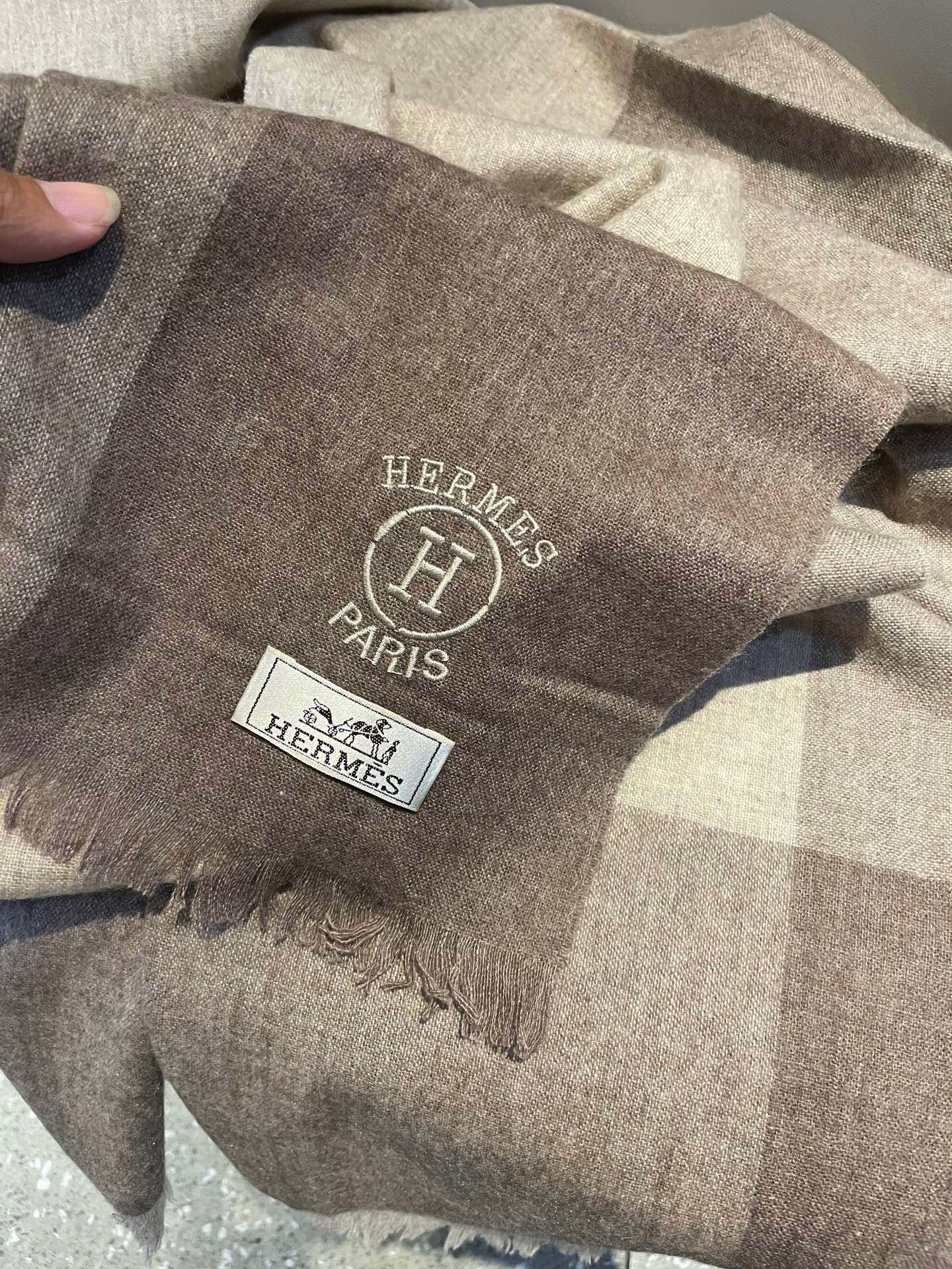 爱马仕男女同款披肩✨羊绒经典格纹👐围巾♨️高尖端产物⚠️，经典logo刺绣，时尚大牌的顶尖设计款💕拿到手