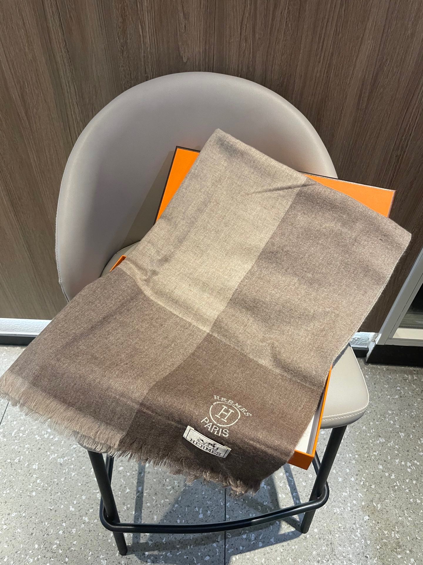 爱马仕男女同款披肩✨羊绒经典格纹👐围巾♨️高尖端产物⚠️，经典logo刺绣，时尚大牌的顶尖设计款💕拿到手